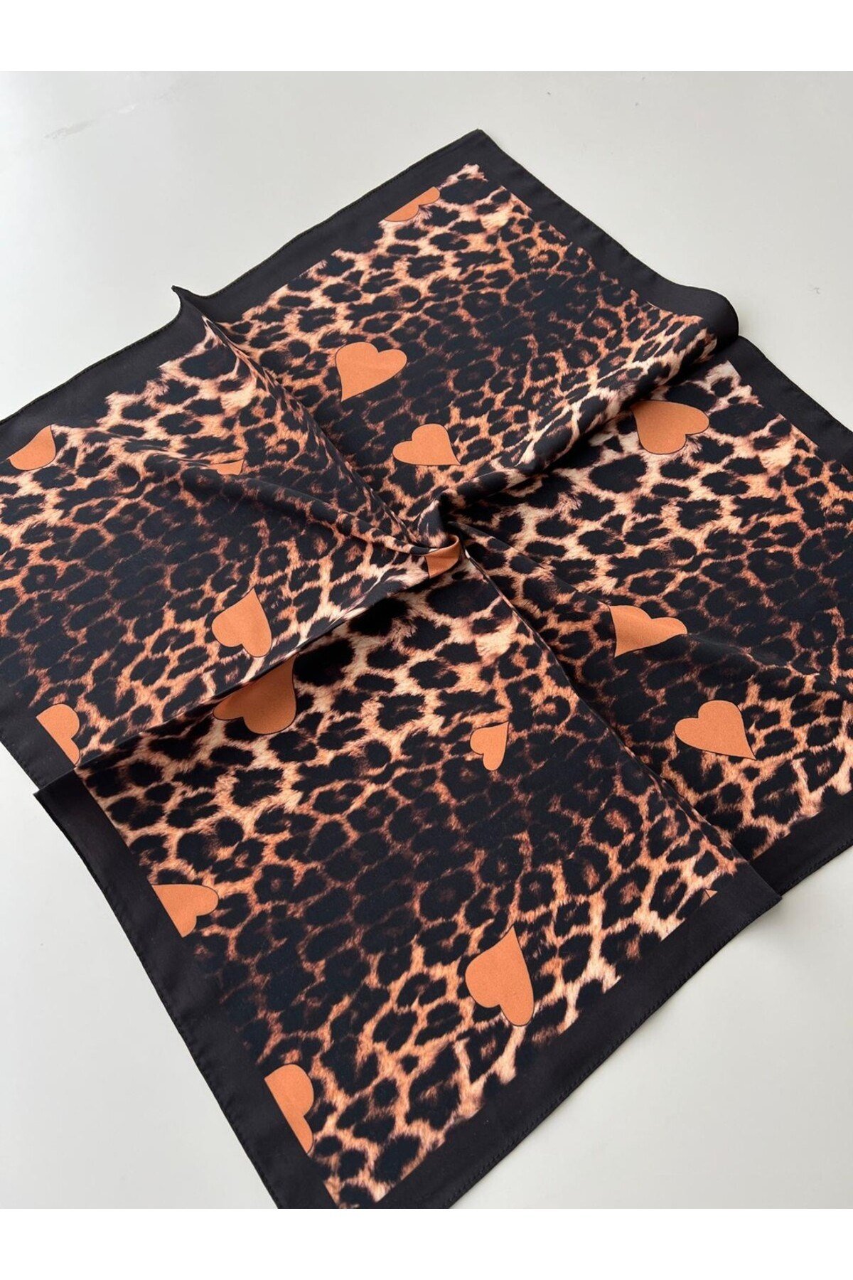Siyah leopar desenli sarı kalp detaylı desenli bandana fular