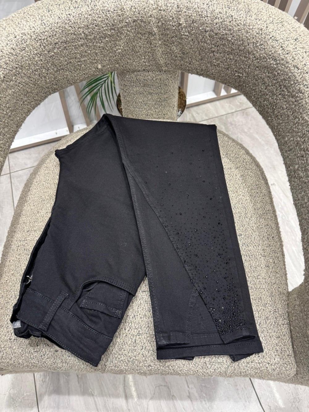 Önden Yırtmaç Detaylı Taşlı Full Likralı Kot Pantolon Siyah