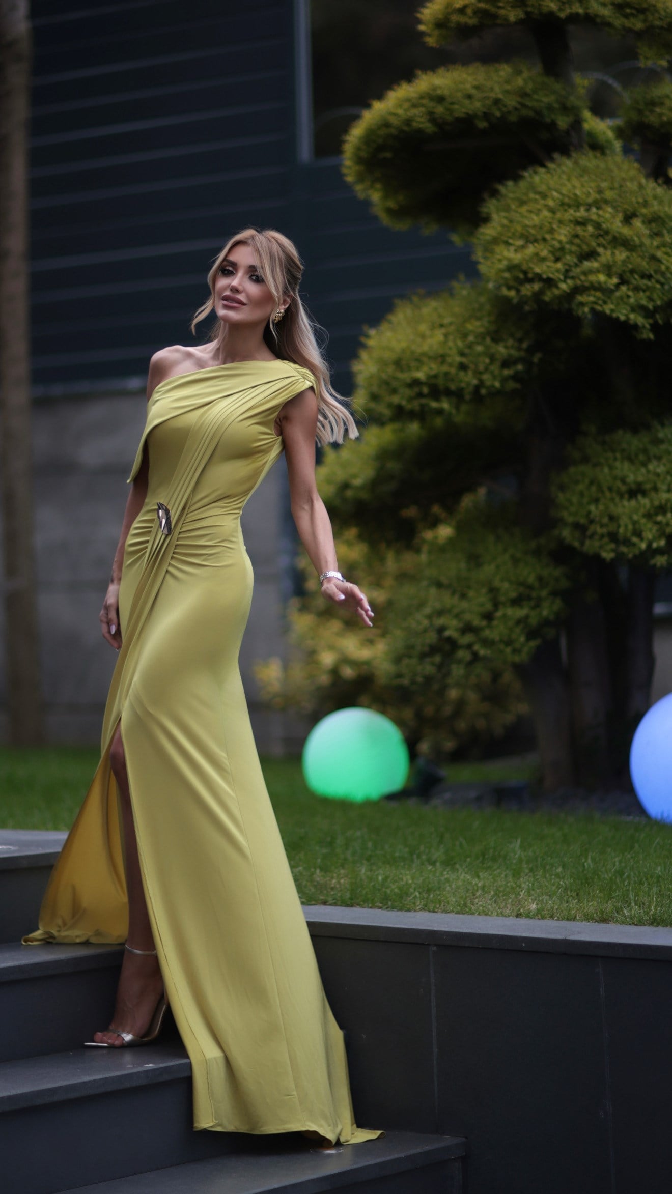 Gold tokalı tek omuz maxi elbise