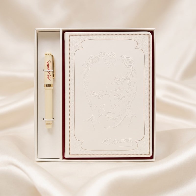 Victoria's Journals Atatürk  - Özel Seri Defter Ve Metal Kalem Seti. Kutulu-Portre- Beyaz