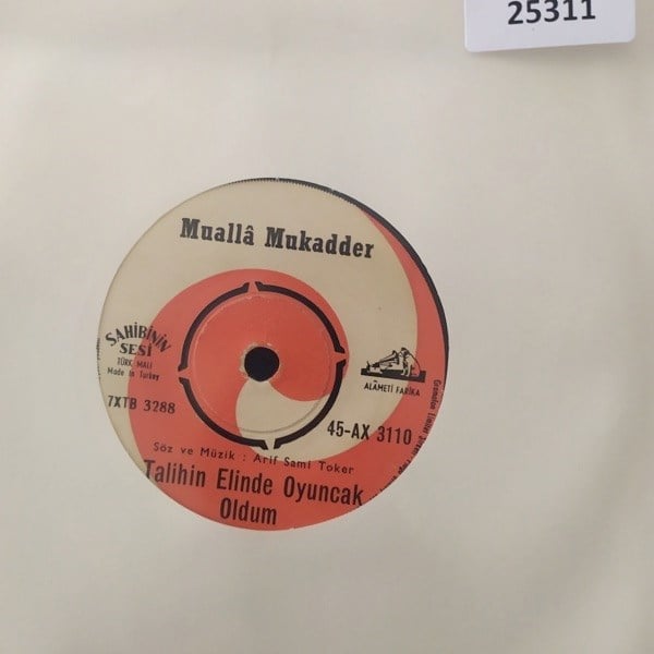 mualla-mukadder-talihin-elinde-oyuncak--880a4.jpg