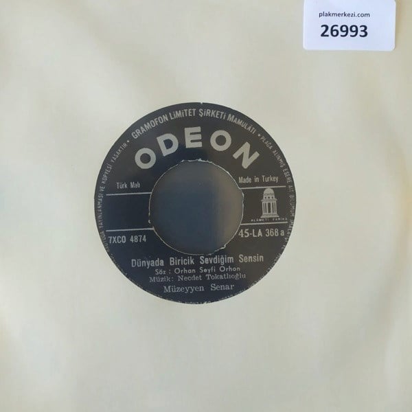 muzeyyen-senar-dunyada-biricik-sevdigi-2-4d08.jpg