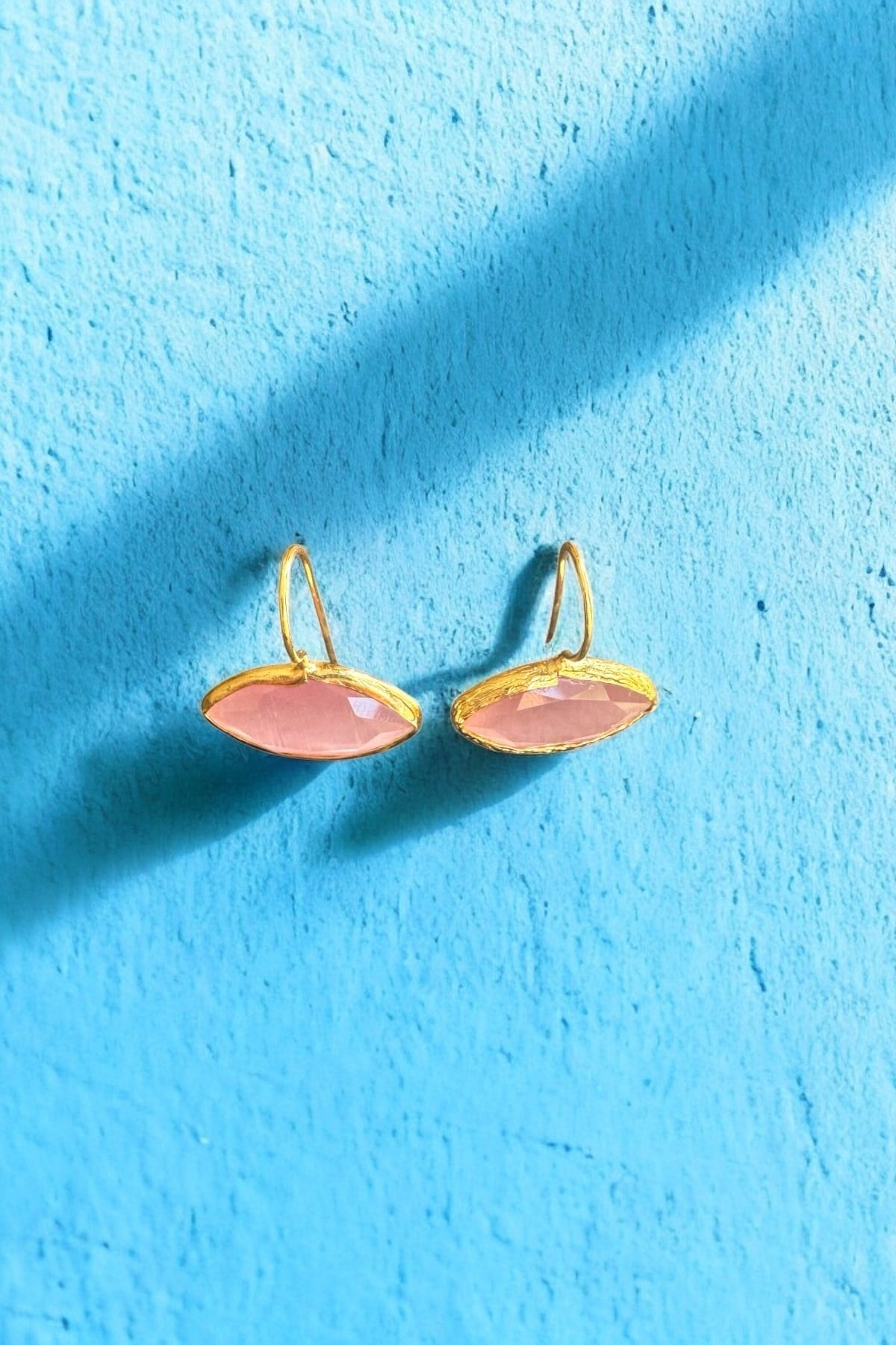 Pembe Taşlı Altın Kaplama Sallantılı Küpe
