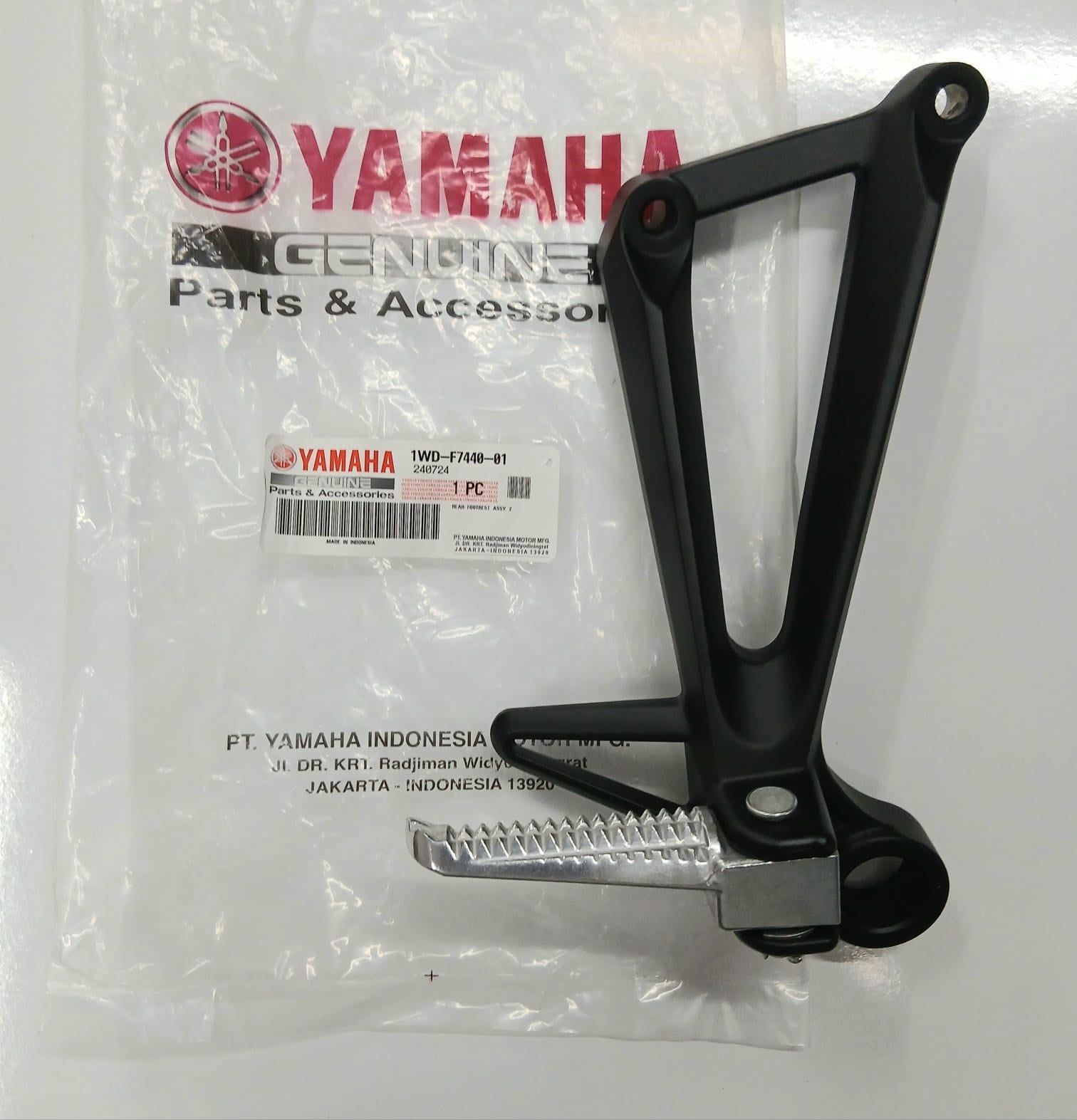 ARKA BASAMAK VE BRAKET (SAĞ)