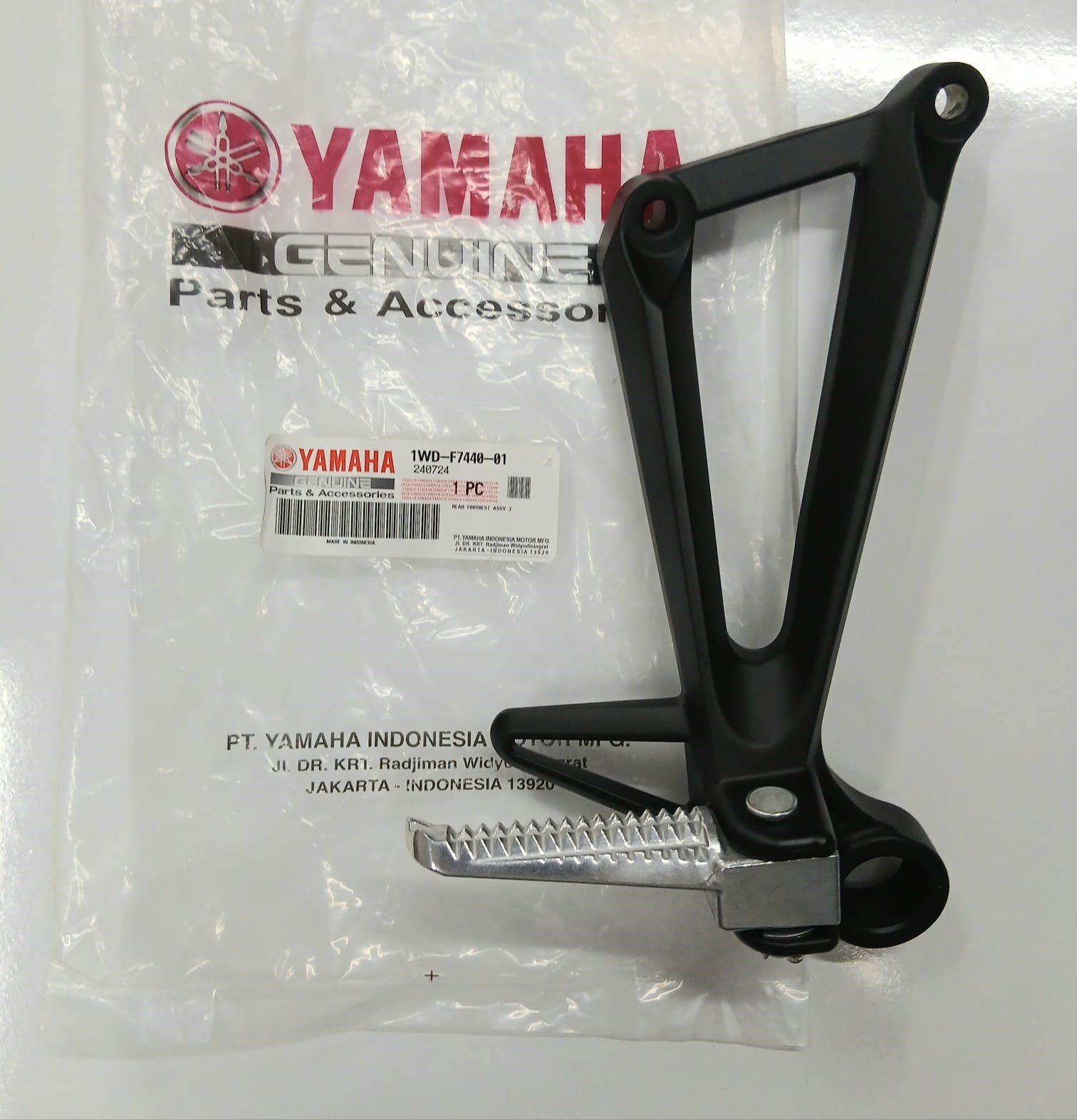 ARKA BASAMAK VE BRAKET(SAĞ) / YAMAHA ORİJİNAL YEDEK PARÇA / YAMAHA / MT-25 / 250cc