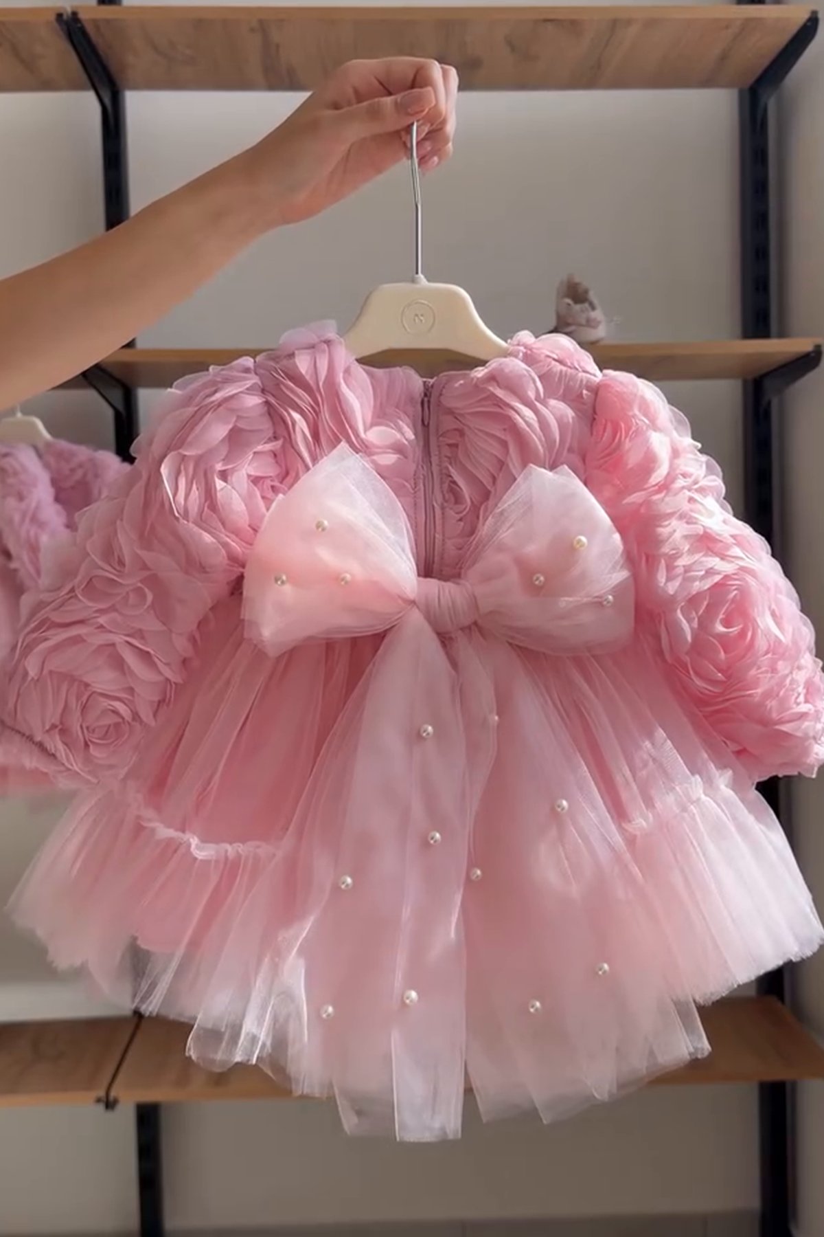Pearly Rose İnci Fiyonklu 3D Gül Aplikeli Uzun Kollu Prenses Elbisesi - Pudra
