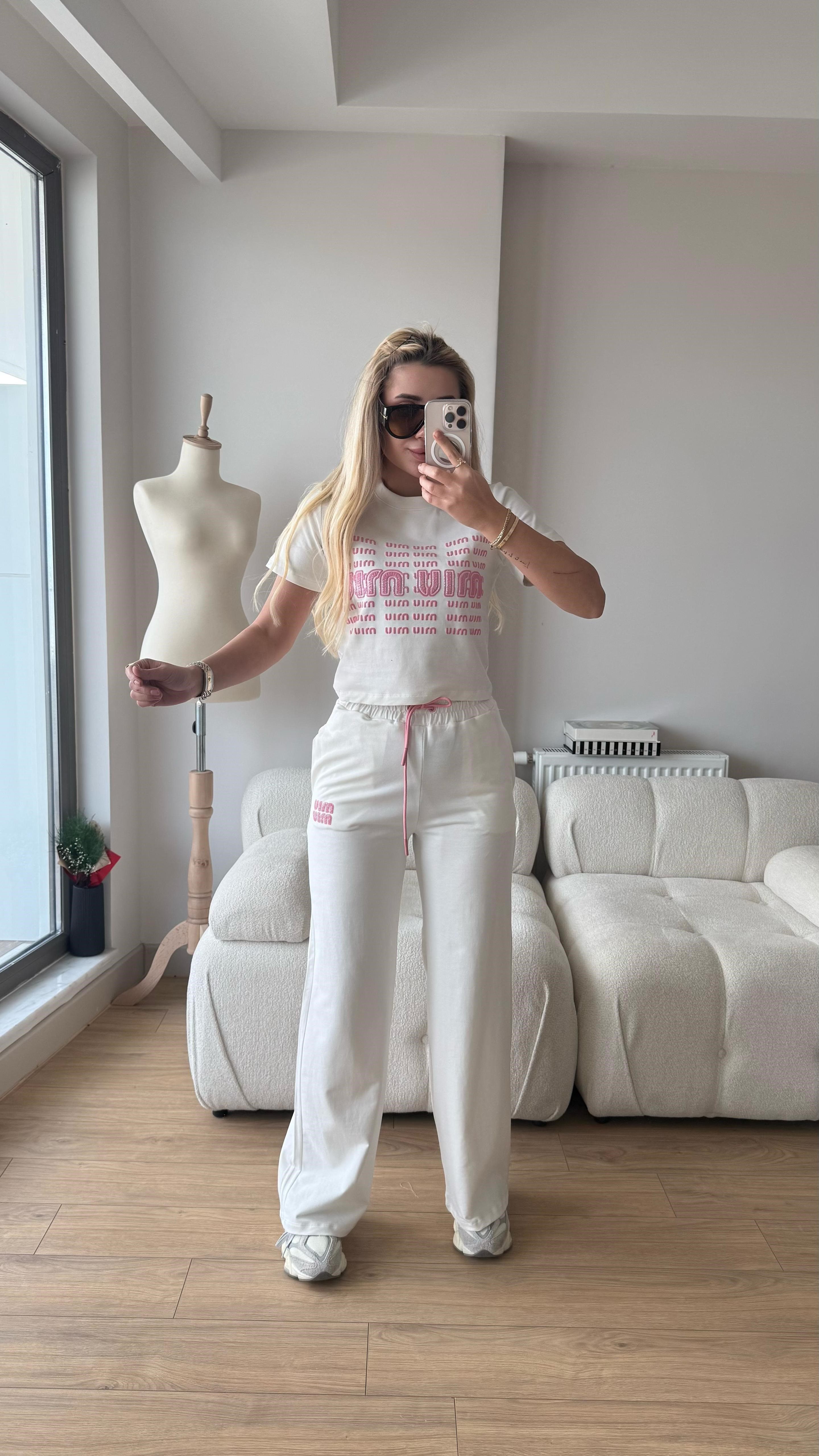 pink takım beyaz