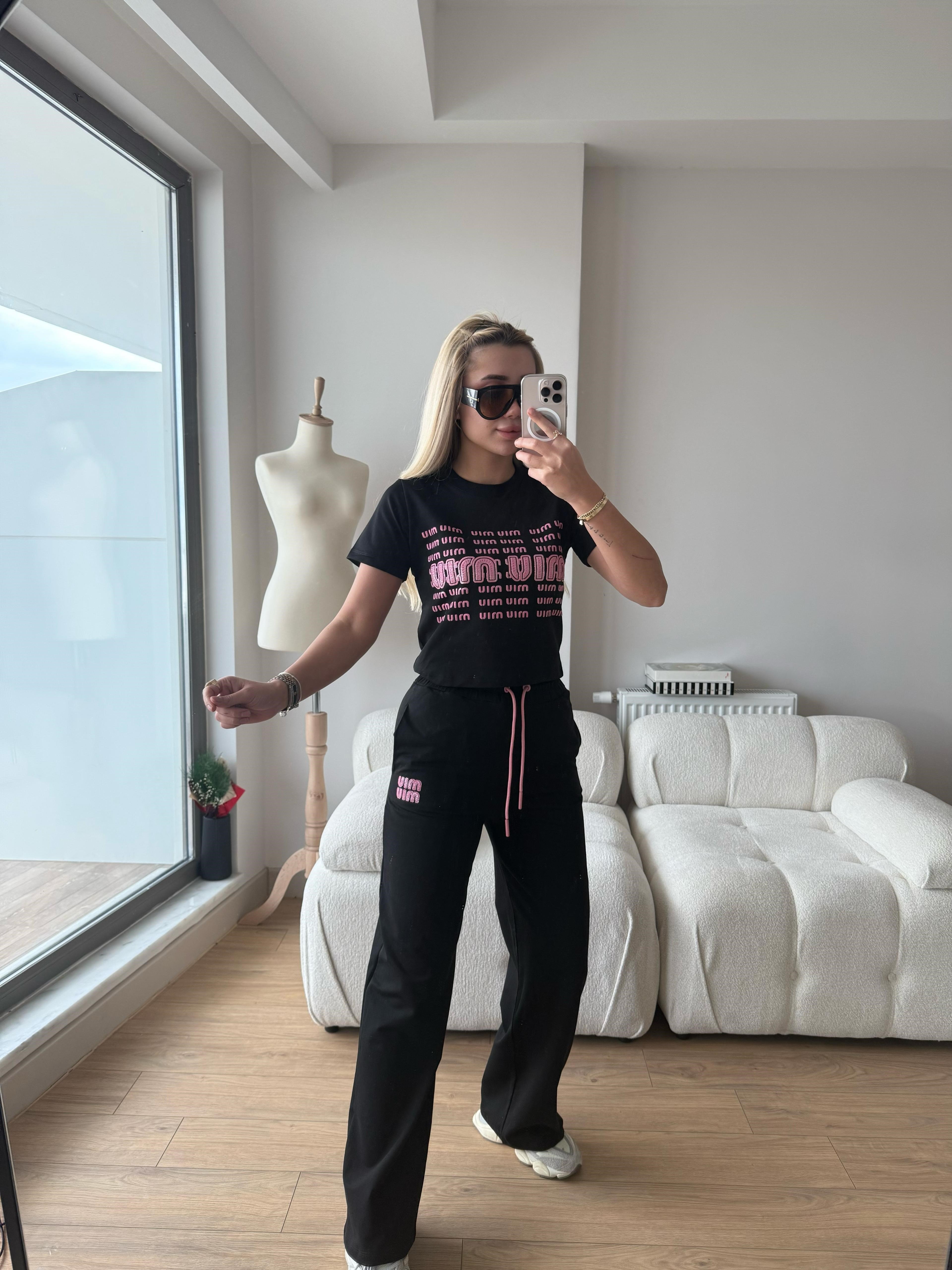 pink takım siyah