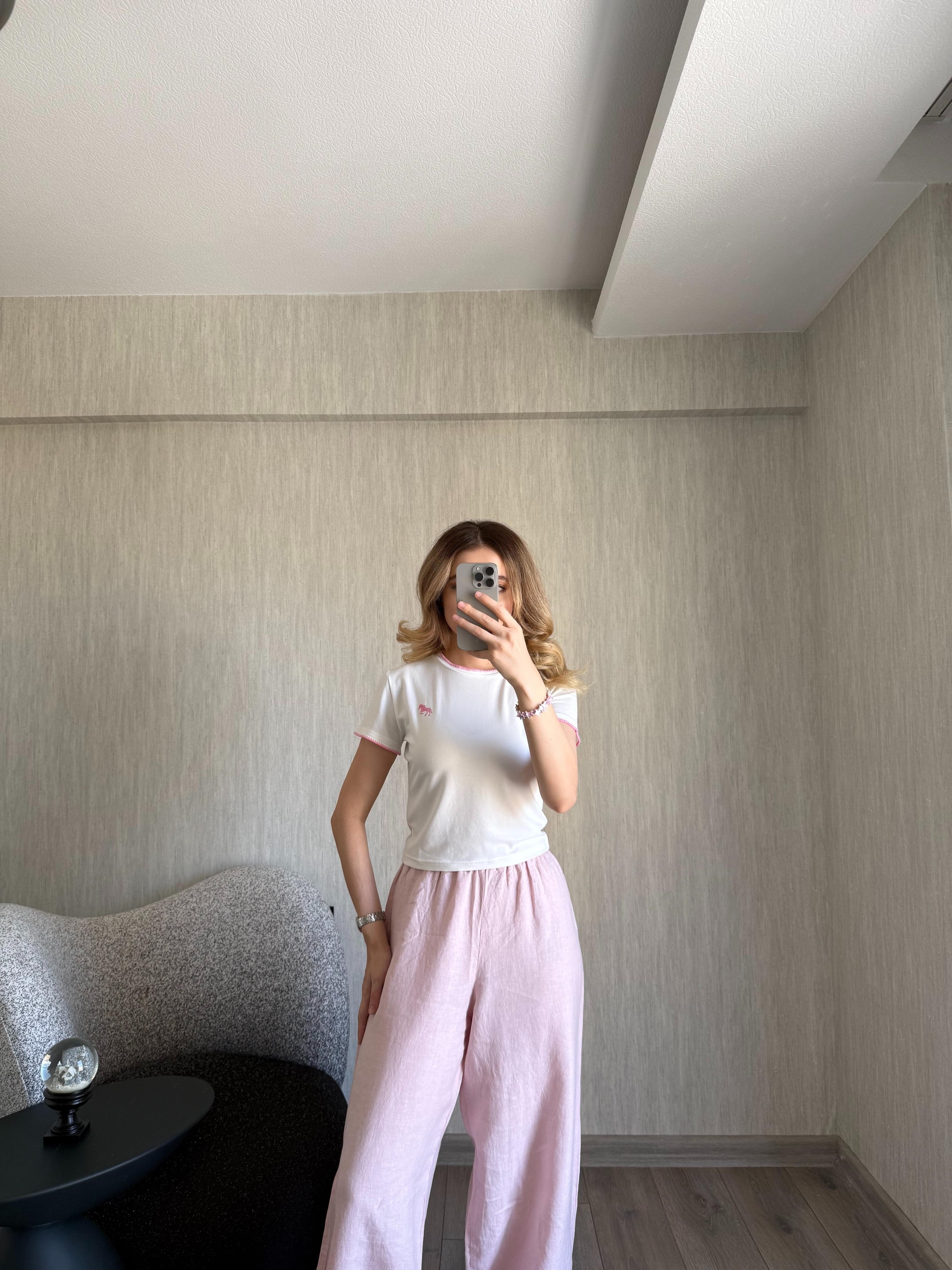 Pembe Nakışlı Detaylı Tişört