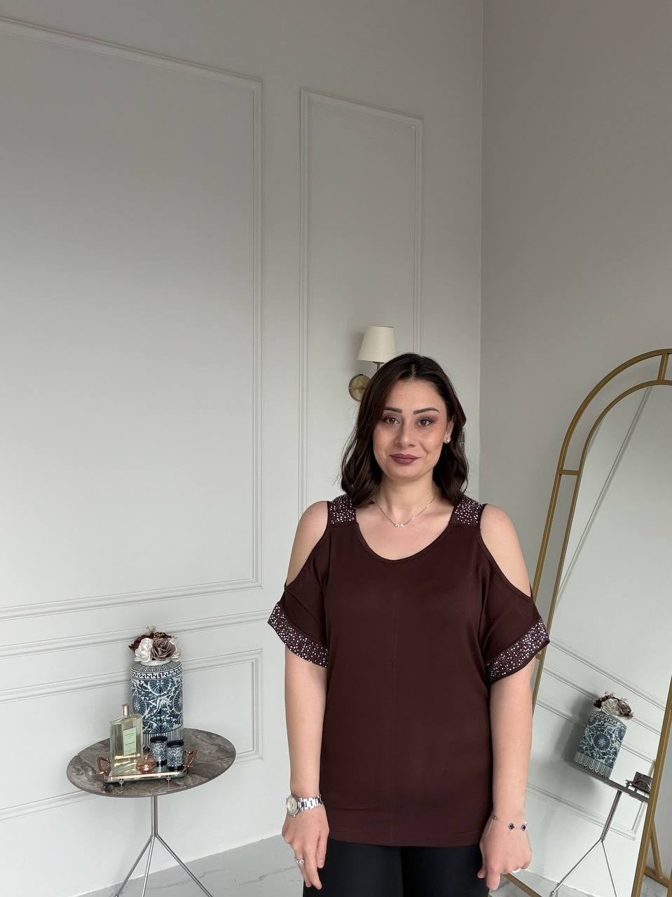 Omzu Açık Taşlı Kahve Bluz