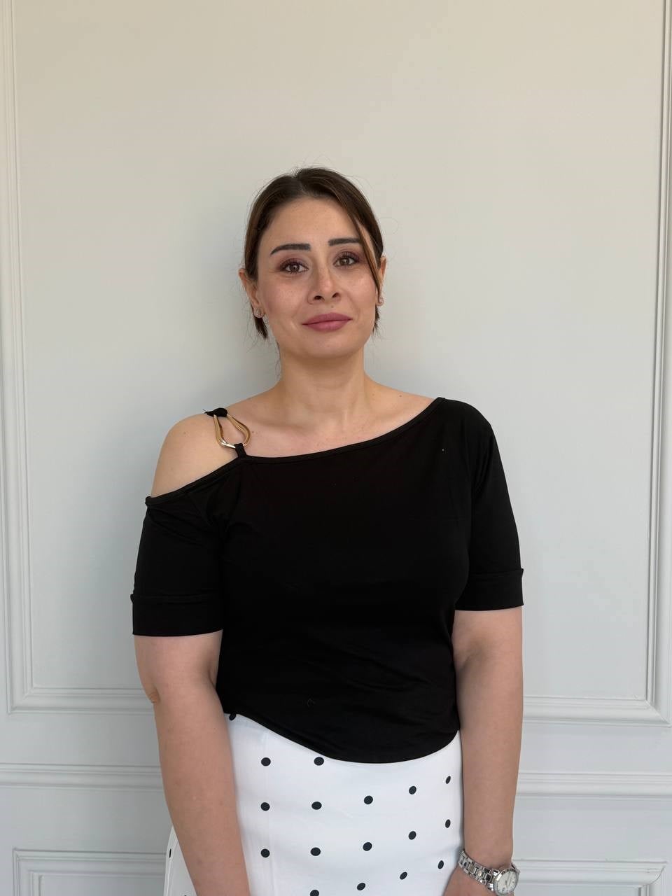 Siyah Omzu Tokalı Bluz