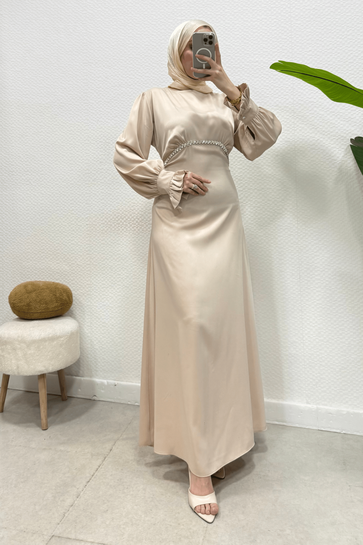 Ahur Taşlı Kolları Fırfırlı Saten Tesettür Abiye- Krem