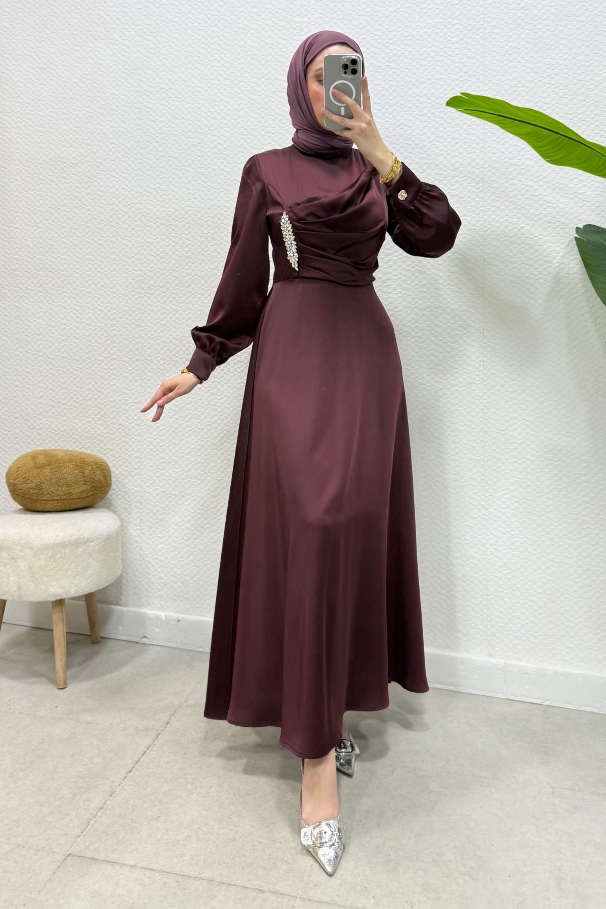 Nita Yandan Taş Detaylı Saten Tesettür Abiye- Mürdüm