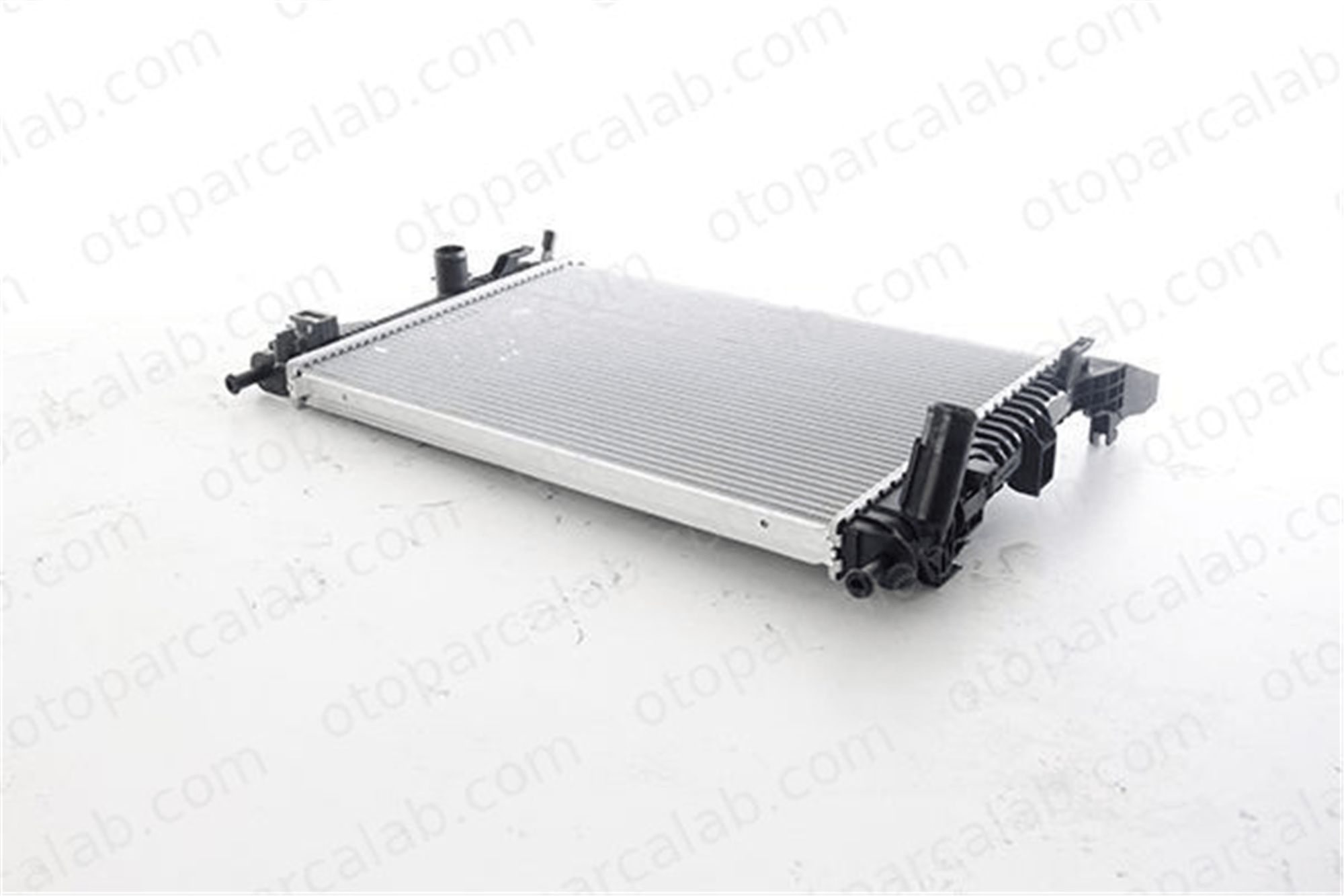 BSG 30-520-038 Su Radyatörü FORD C-MAX II FOCUS III 326195 1766348
