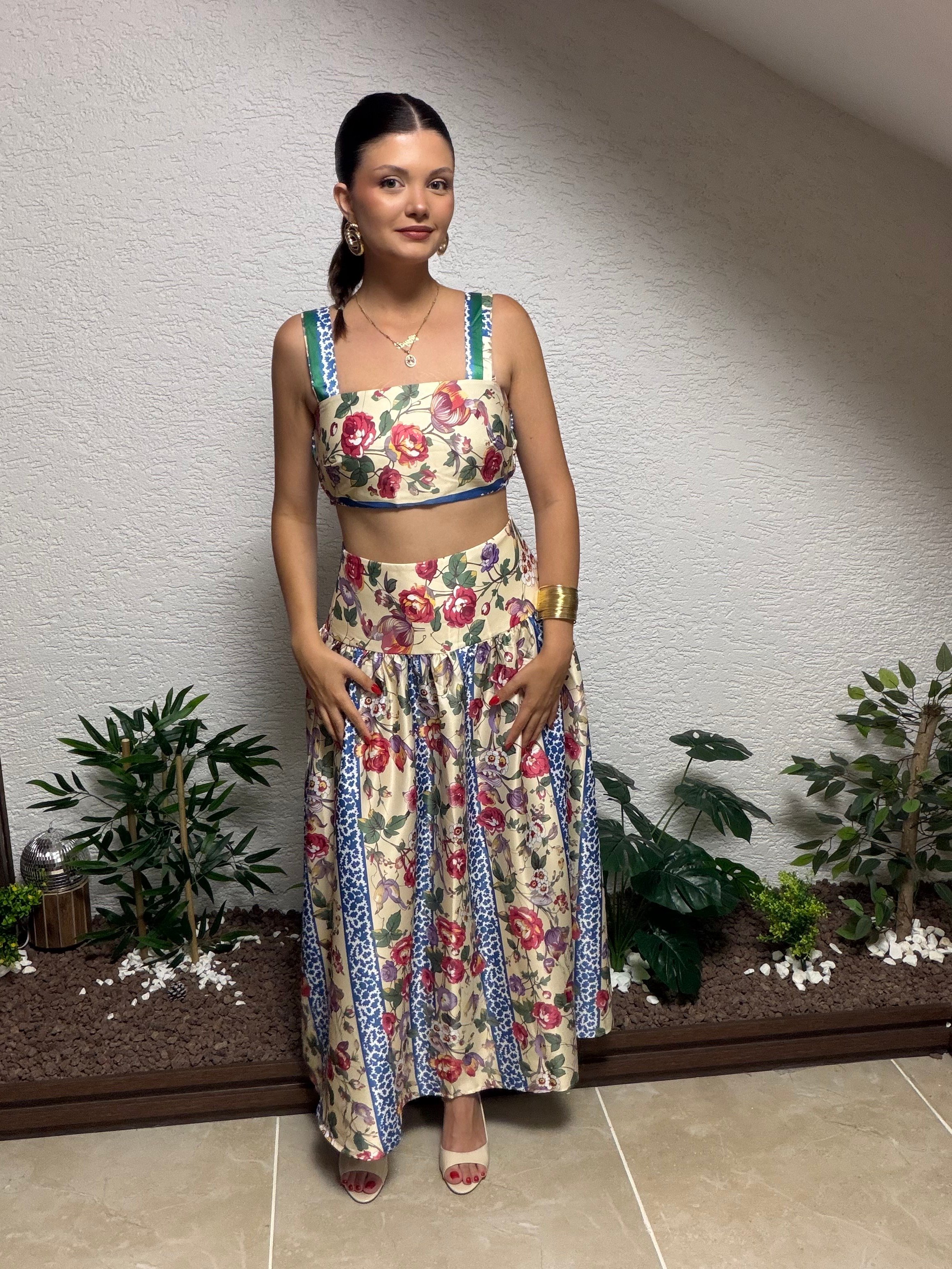 EKRU KIRMIZI DESENLİ GİPELİ CROP ETEK SATEN TAKIM