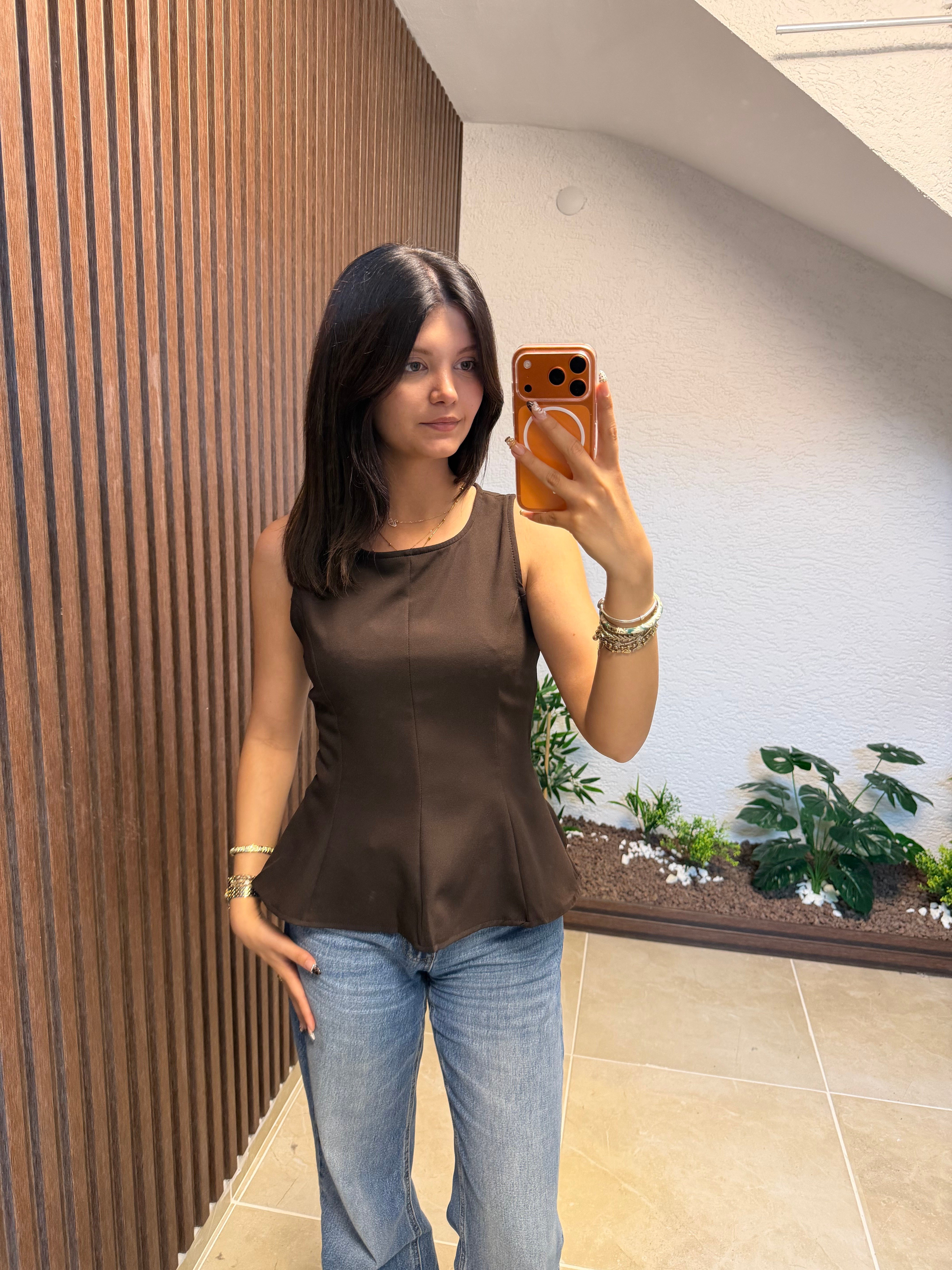 KAHVERENGİ KOLSUZ PEPLUM BLUZ