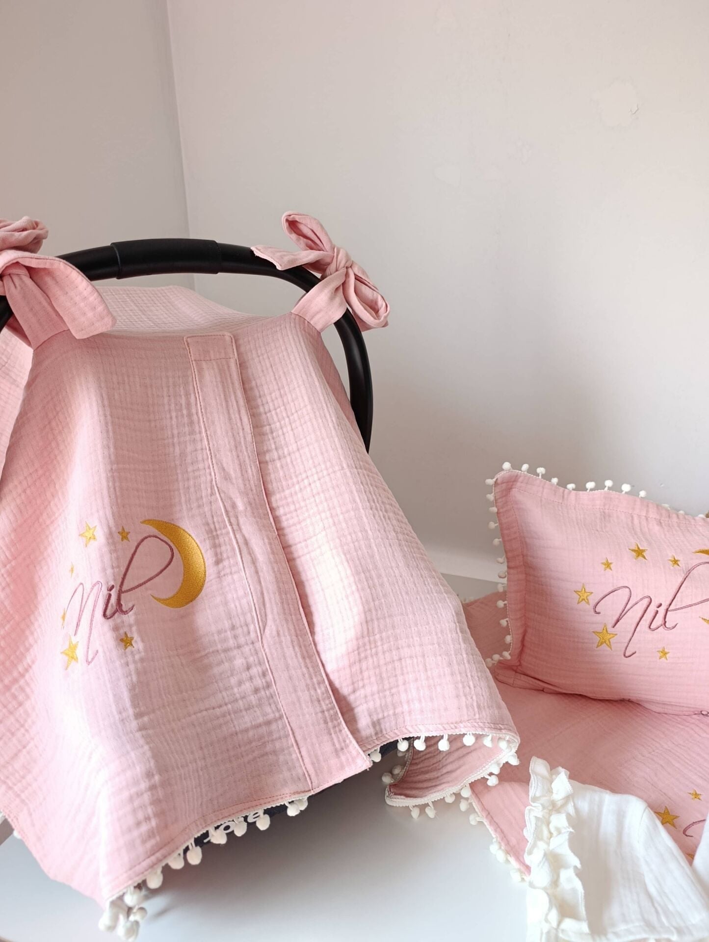 Pembe Ekru 7 Parça 4 Kat Müslin Bebek Seti – İsim Nakışlı