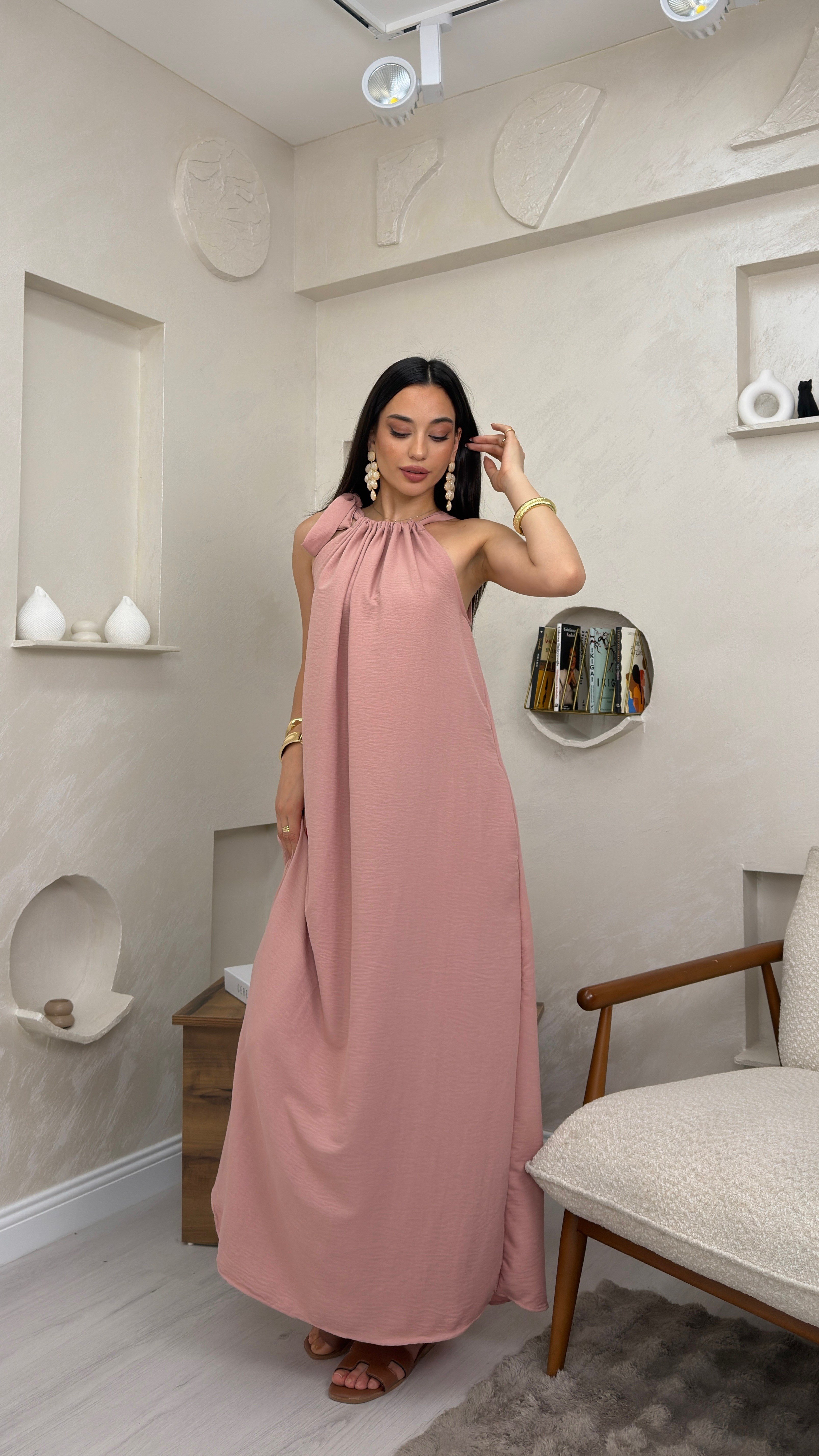 FAYE PUDRA RENKLİ BOYUNDAN BAĞLAMALI SALAŞ TARZ KADIN MAXİ ELBİSE