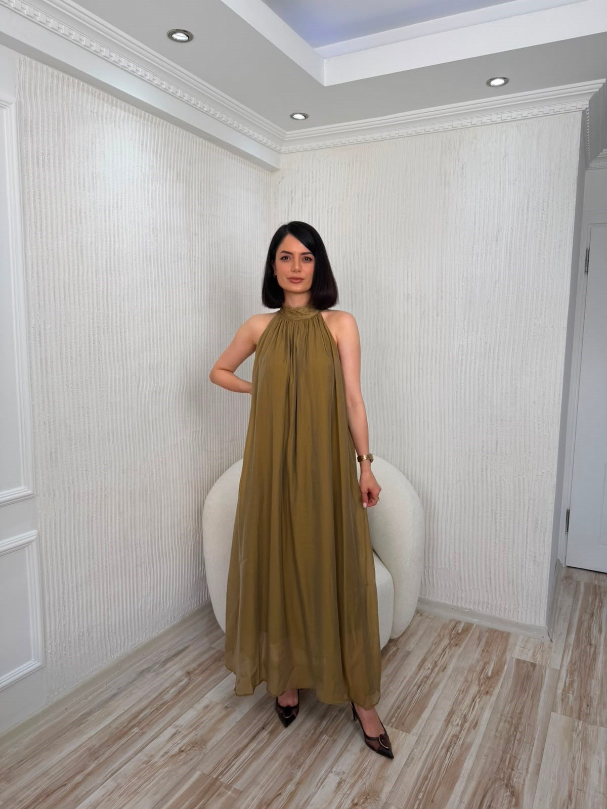 Halter Yaka Dantel Şeritli Arkası Bağlamalı Parlak Dokuma Maxi Elbise - OLİVE