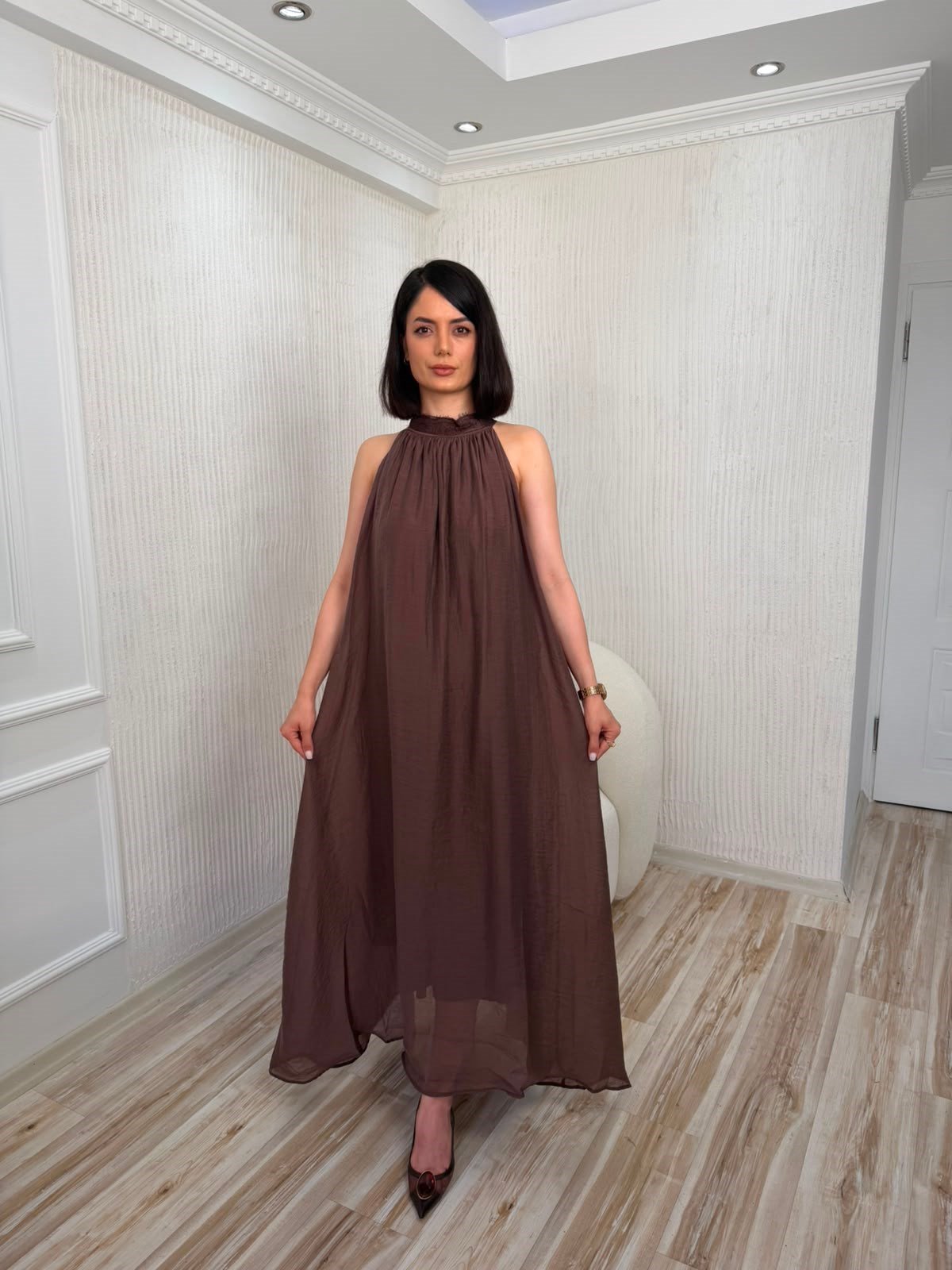 Halter Yaka Dantel Şeritli Arkası Bağlamalı Parlak Dokuma Maxi Elbise - KOYU KAHVE
