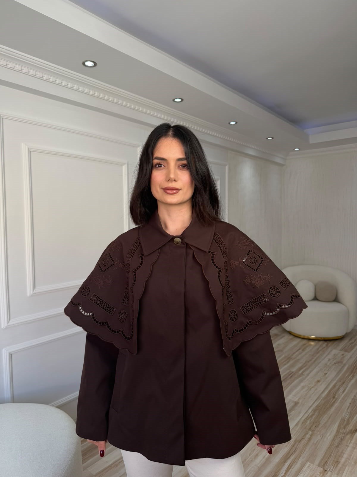 Nakış Detaylı Pelerin Yaka Trenç Kaban - KAHVE