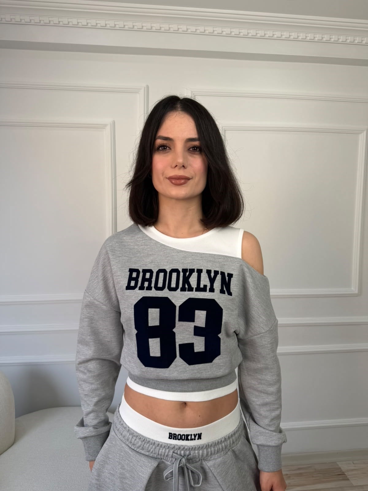 Asimetrik Atlet Detaylı Baskılı Crop Sweat - GRİ MELANJ