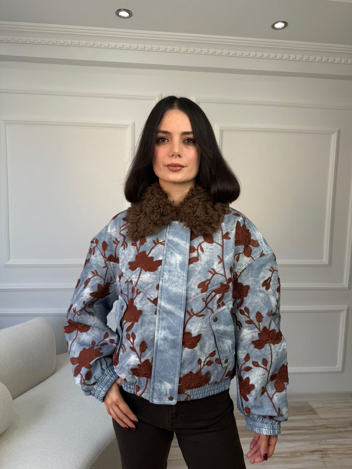 Çiçek Nakışlı Kürk Yaka Denim Ceket - MAVİ