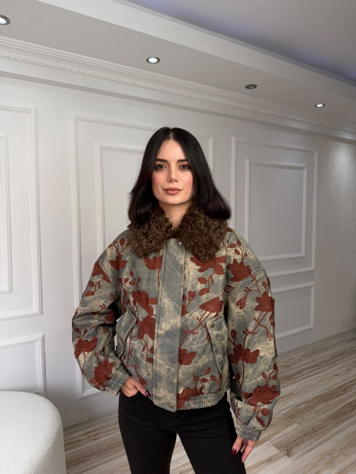 Çiçek Nakışlı Kürk Yaka Denim Ceket - GRİ