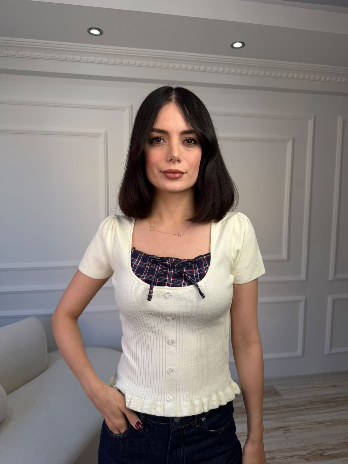 26-2KB0544 - 2896 POMELLA EKOSE DETAY KISA KOL TRİKO - KREM