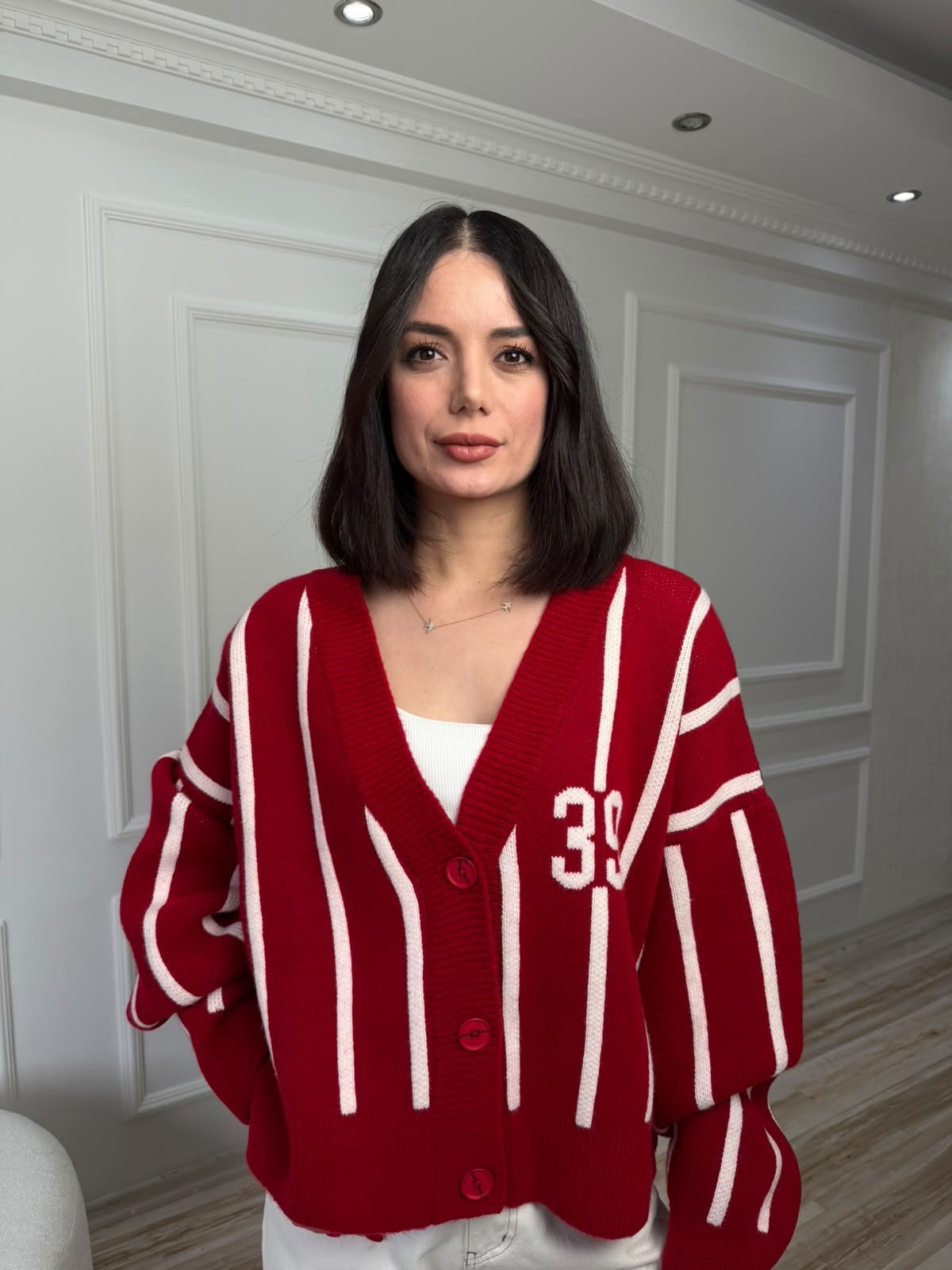 V Yaka Çizgili Numara Desenli Oversize Triko Hırka - KIRMIZI