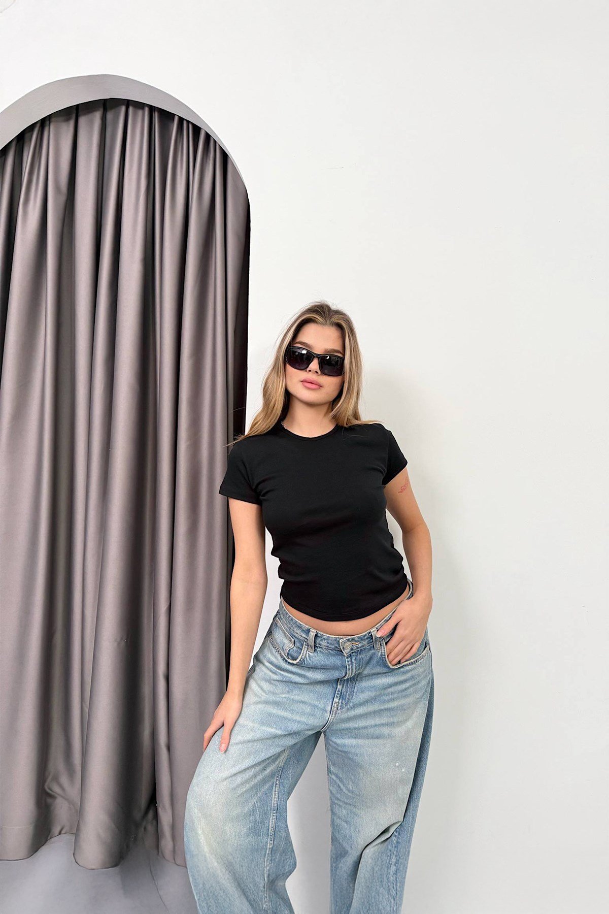1003 Kadın Pamuklu Slim Fit Bisiklet Yaka Yumuşak Dokulu Basic T-Shirt Siyah