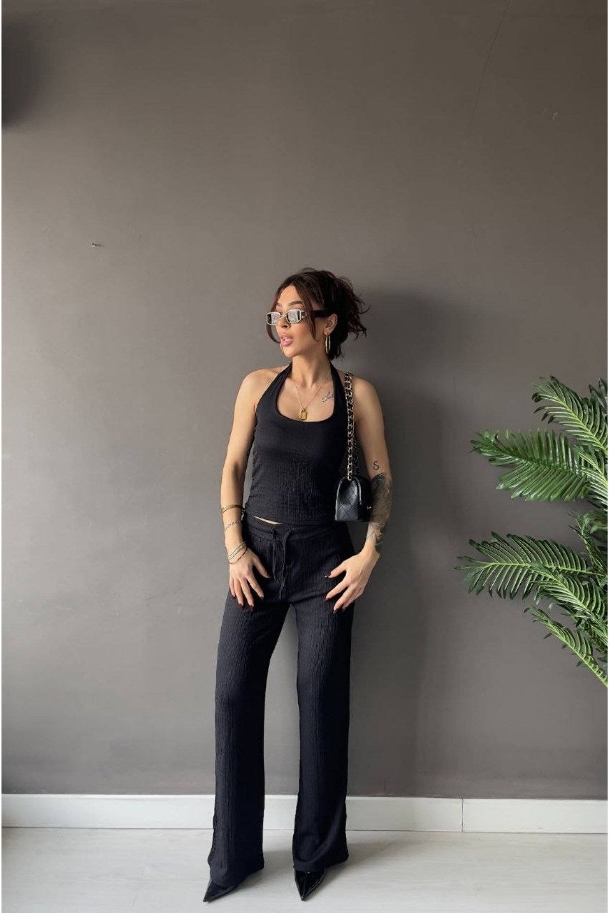 1010 Kadın Bürümcük Dokulu Halter Yaka Crop Atlet Bol Paça Pantolon Takım Siyah · 4
