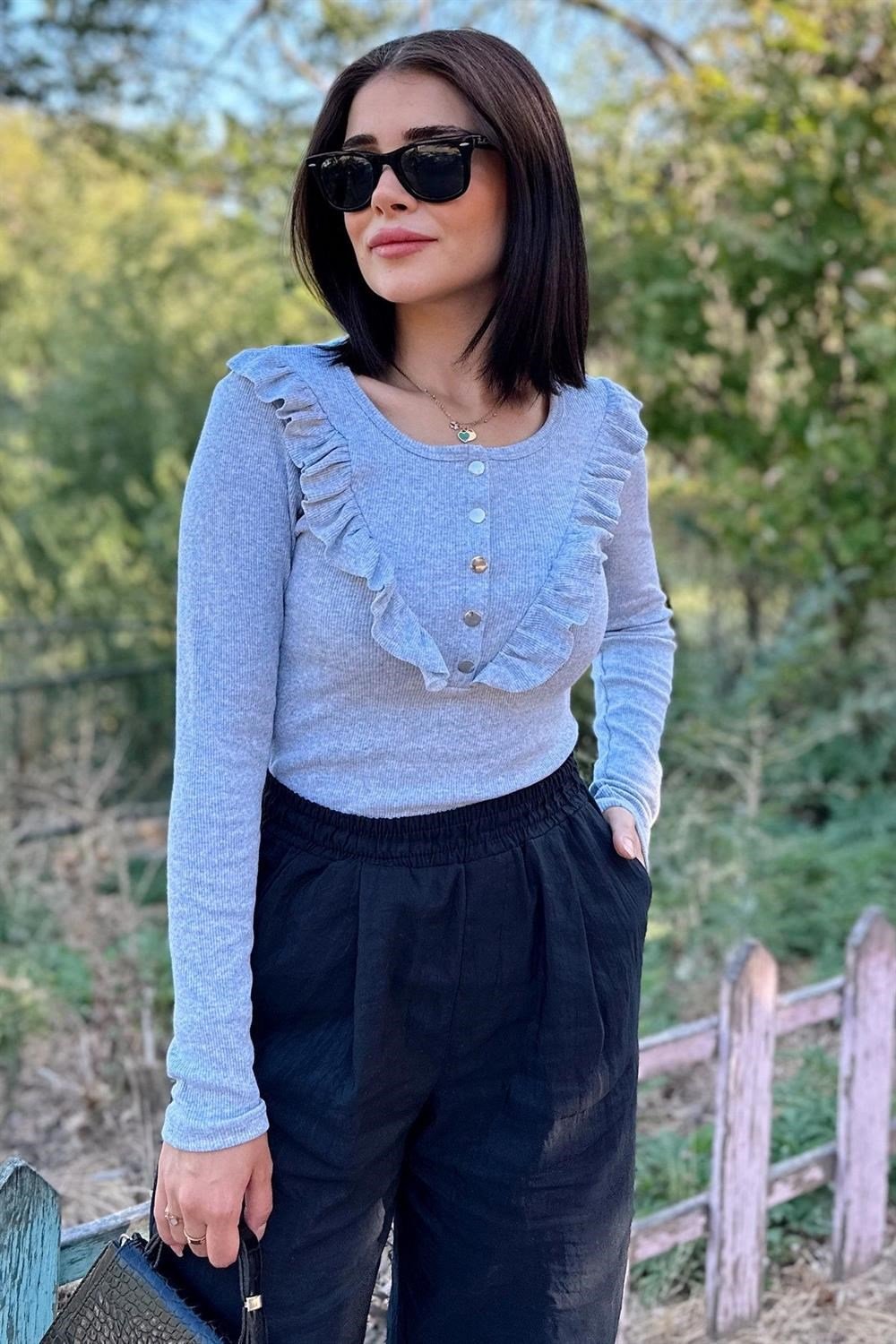 Kadın Gri Yuvarlak Yaka, Uzun Kol, Fırfır Detaylı Yarım Patlı Çıtçıtlı Kaşkorse Bluz