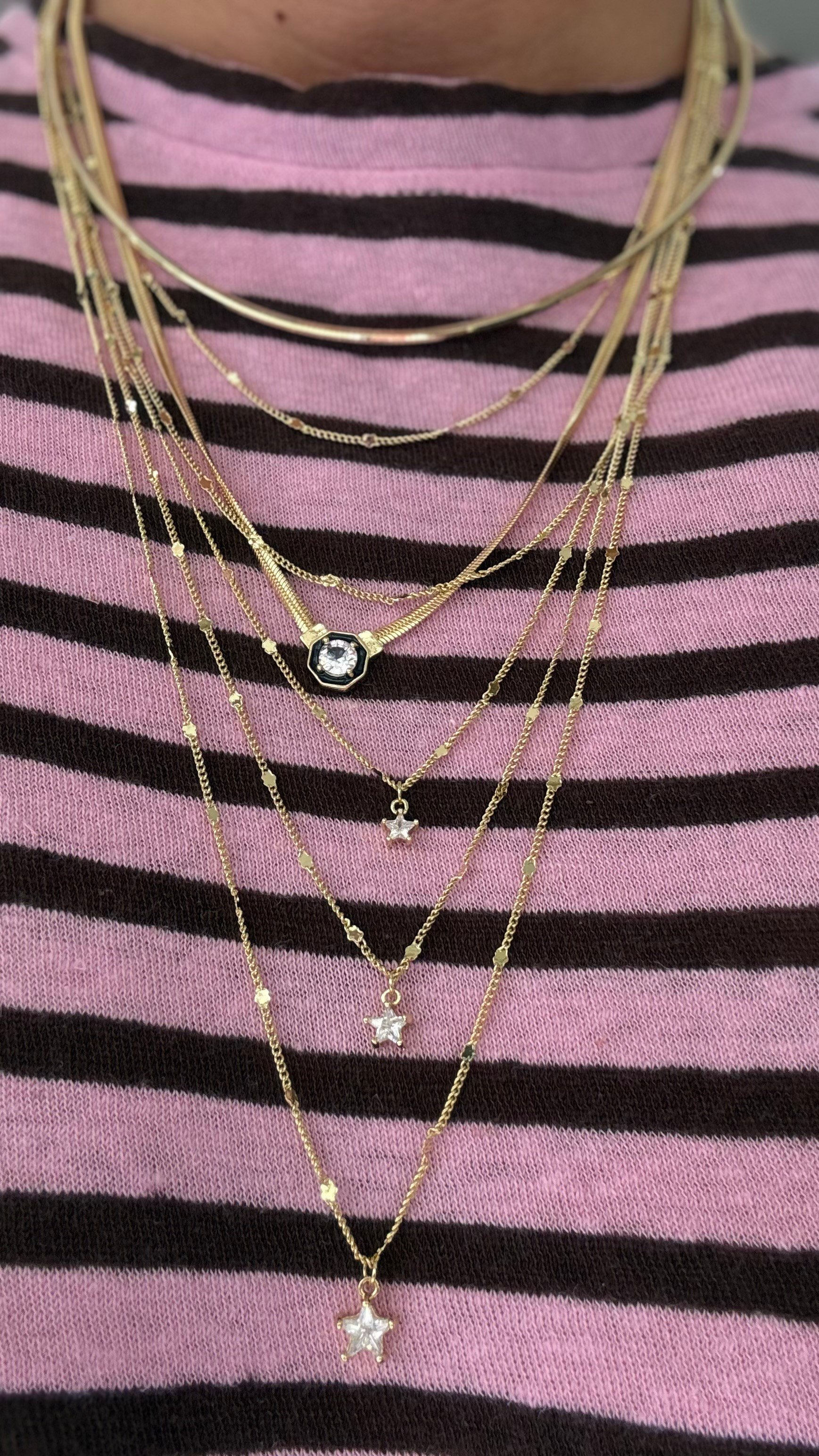 TEL CHOKER KOLYE ÜSTTEKİ MODEL