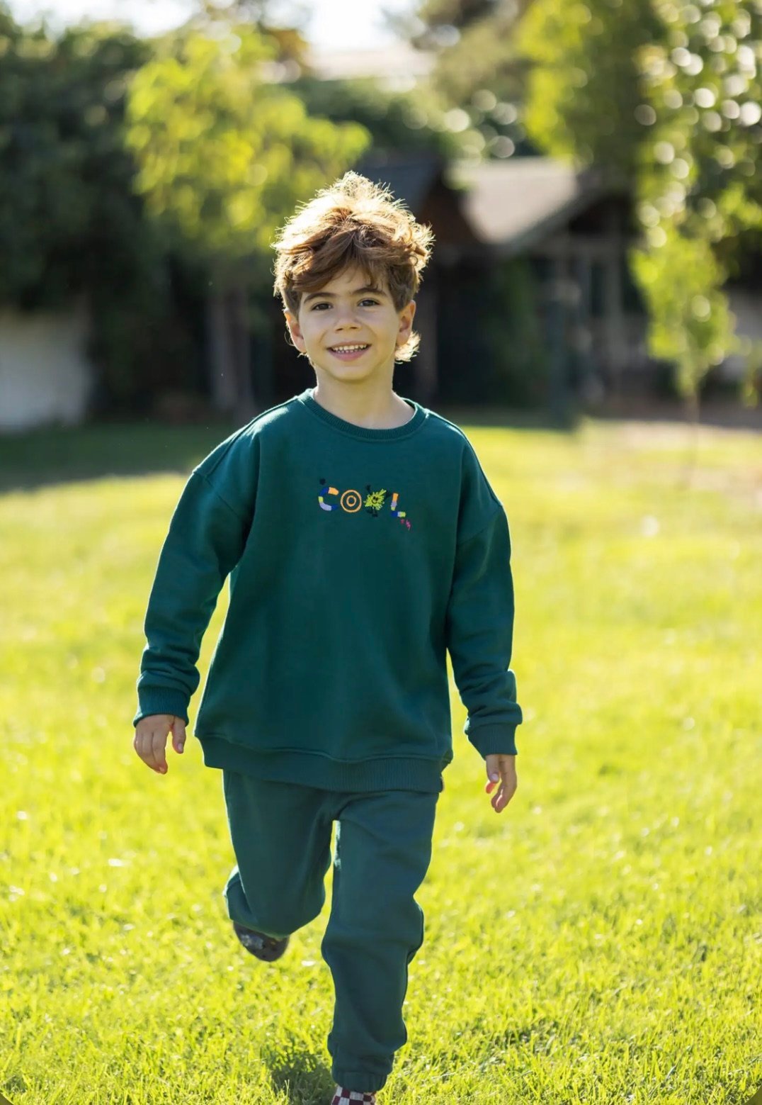Sweatshirt ve Eşofman Takımı Çocuk bisiklet yaka, eğlenceli nakış detaylı, unisex ve rahat kalıp sweatshirt ve Cepli, lastikli ve ayarlanabilir bel kısmına sahip eşofman altı – Antrasit Füme - Yeşil kordonlu Tok duran, rahat ve yumuşacık Ultra Yumuşak Dok