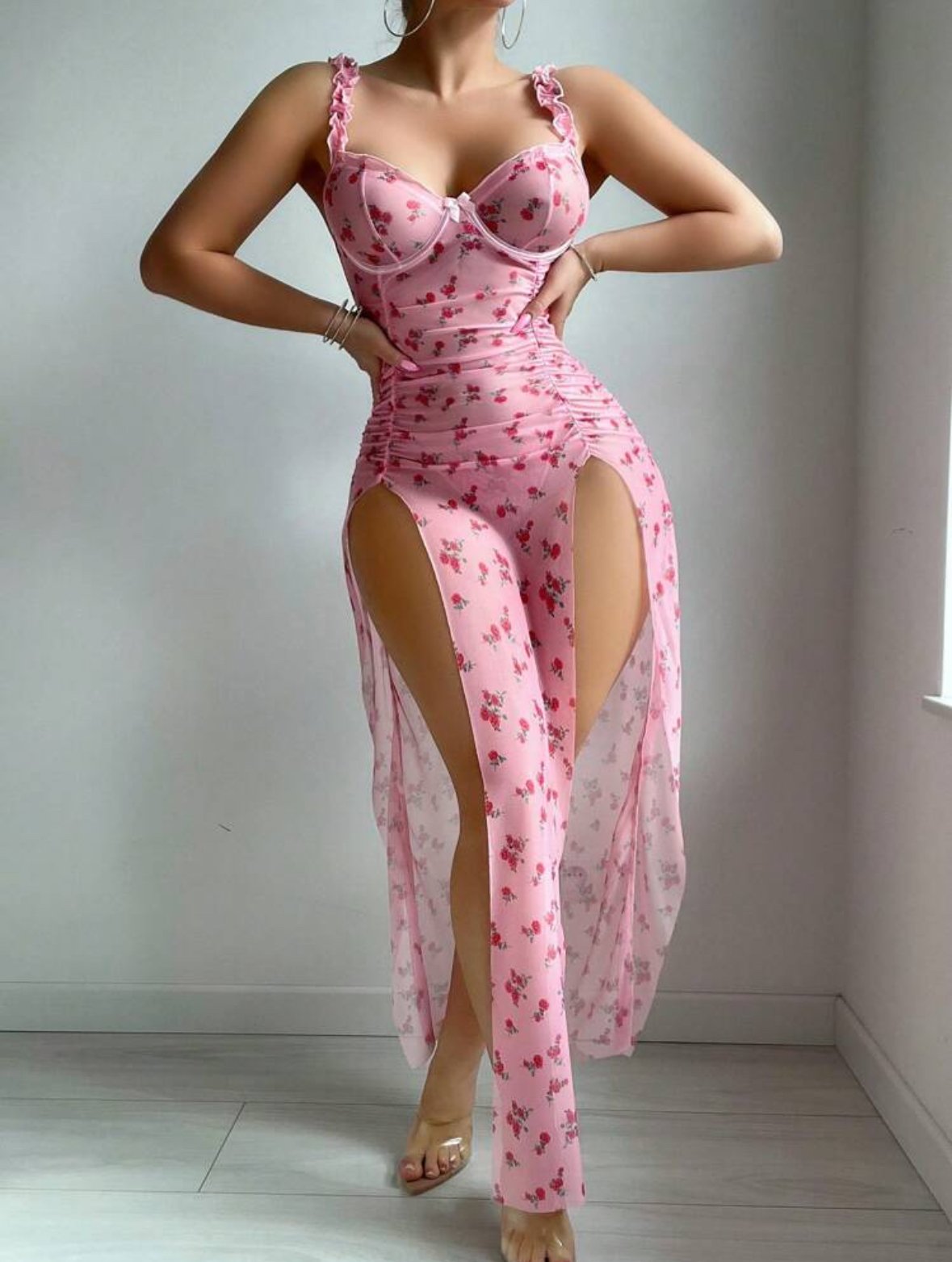 Pembe Gül Desenli ve Yırtmaçlı Gecelik