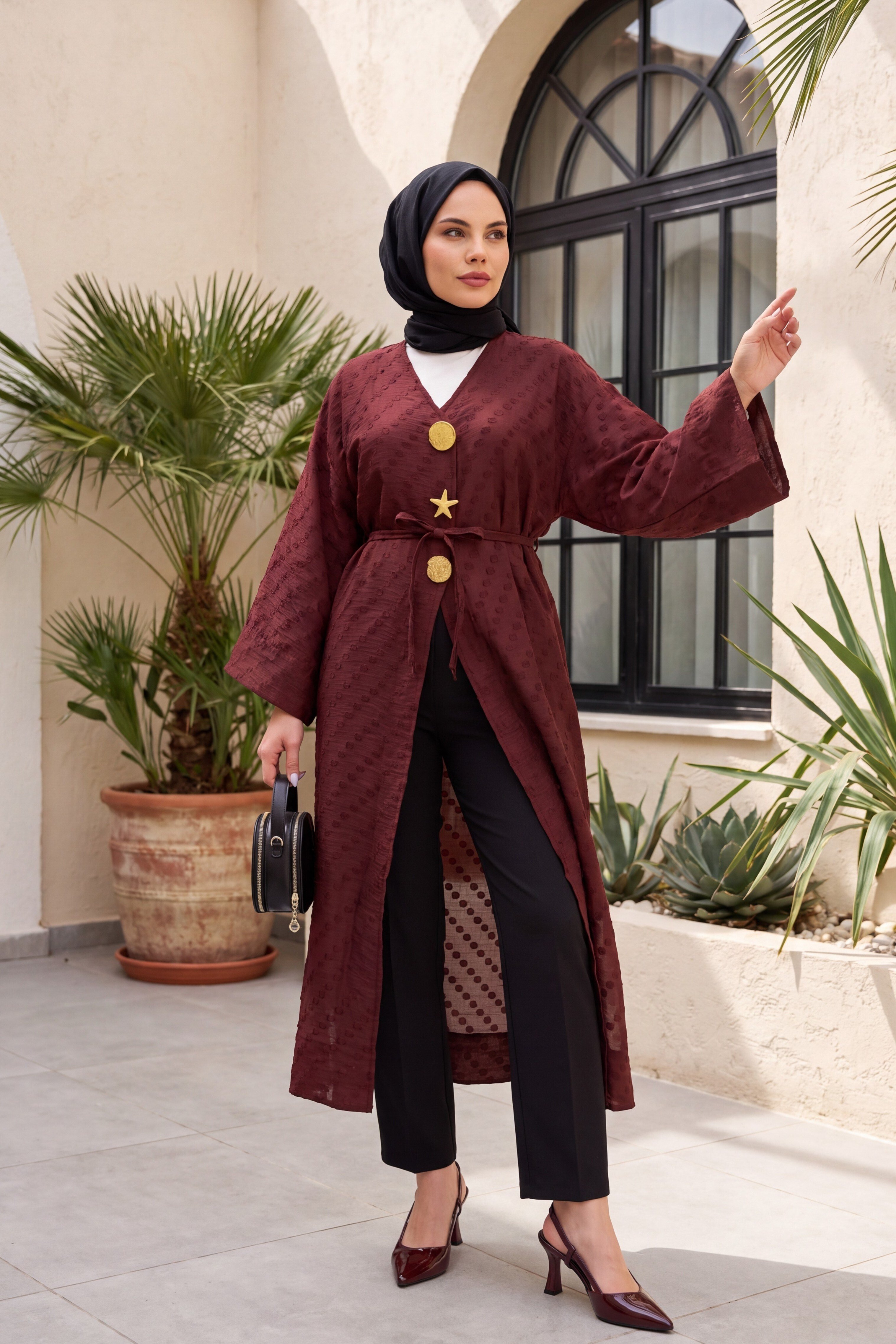 Broş Detaylı Yanları Yırtmaçlı Kabartma Puantiye Desenli Jakarlı Kimono -Bordo