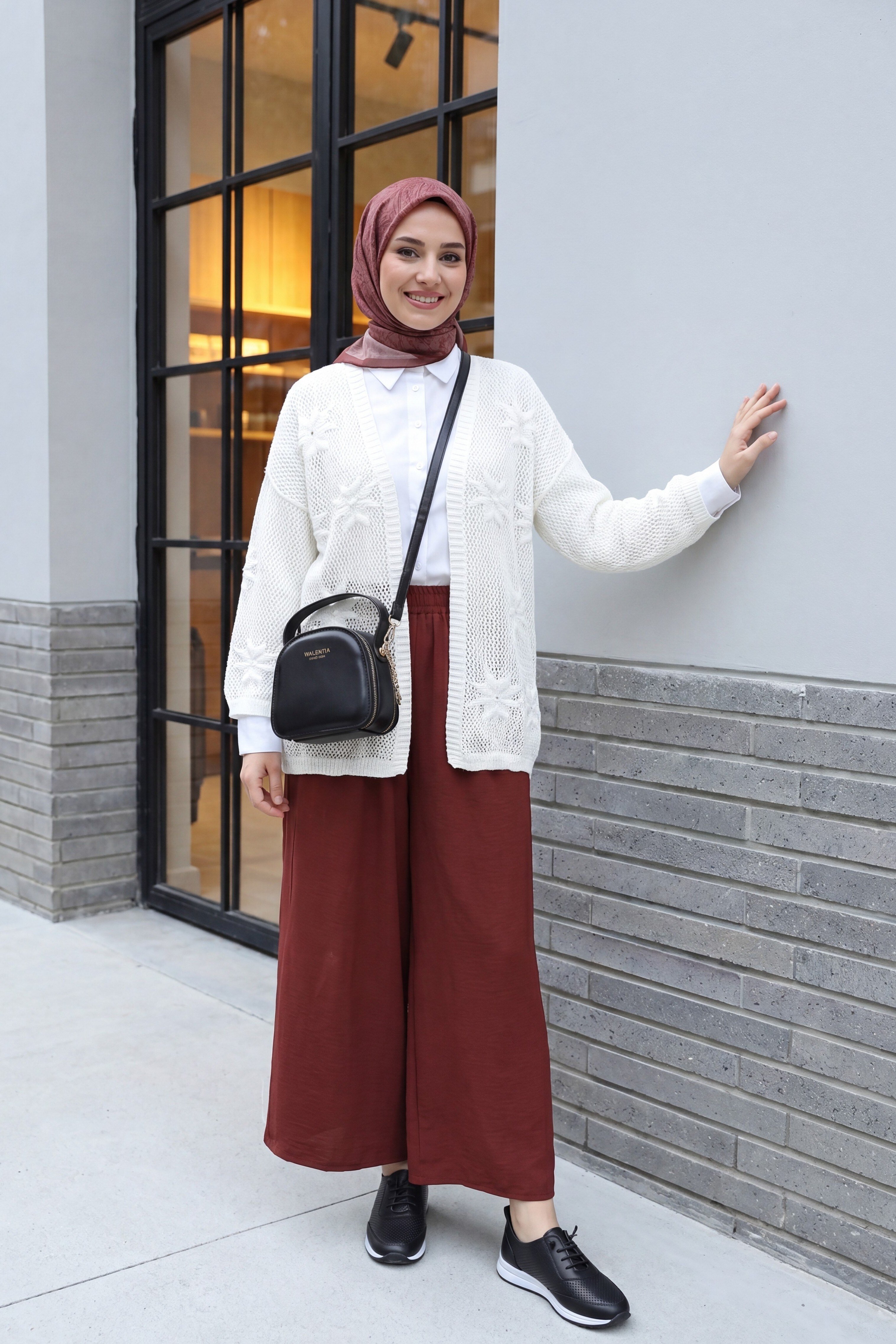 Çiçek Detaylı Ajurlu Örme Triko Hırka -Beyaz