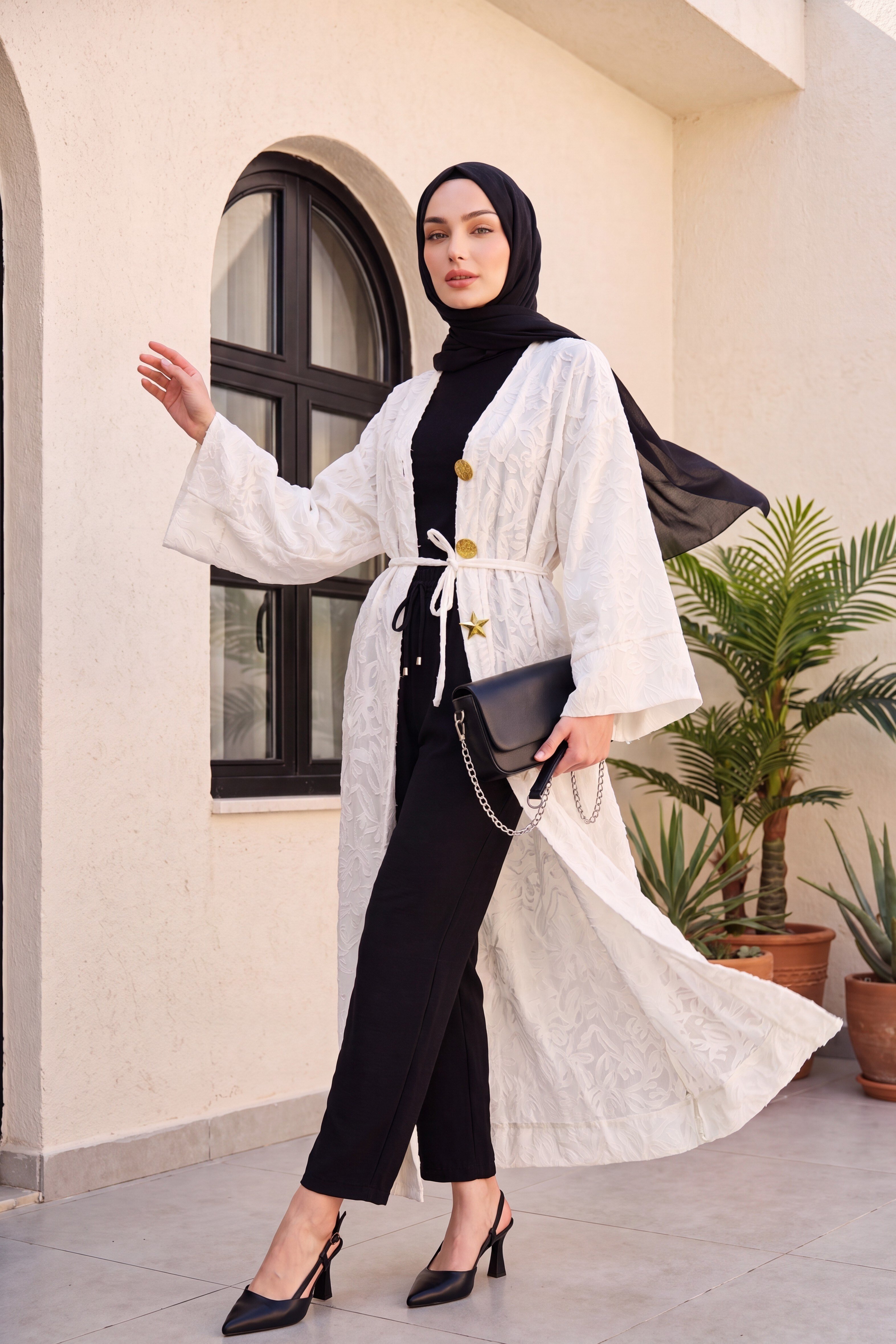 Geniş Kol Bağcıklı Broşlu Jakarlı Uzun Kimono -Ekru