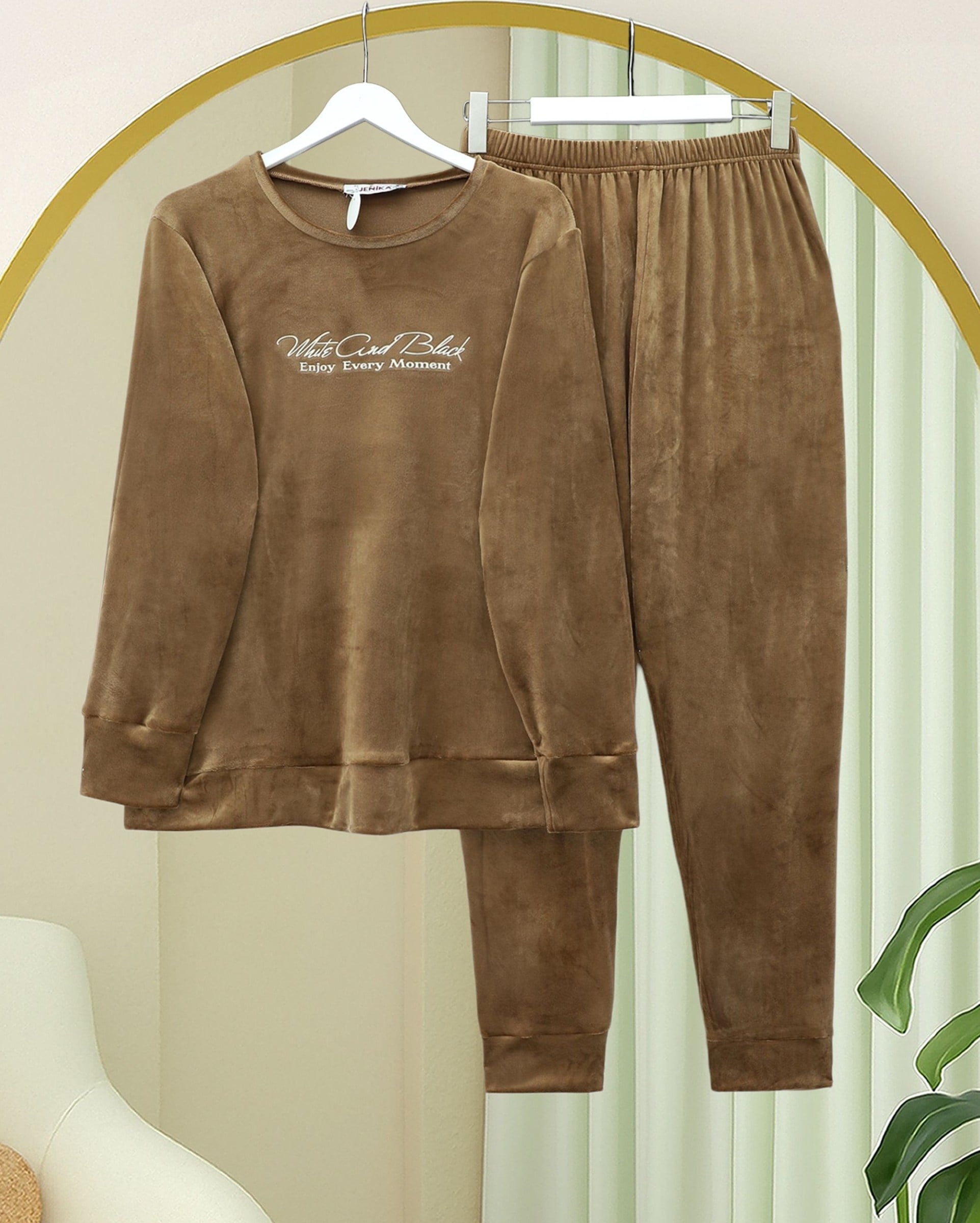 Kabartma Yazılı Fransız Kadife Pijama Takımı -Tarçın