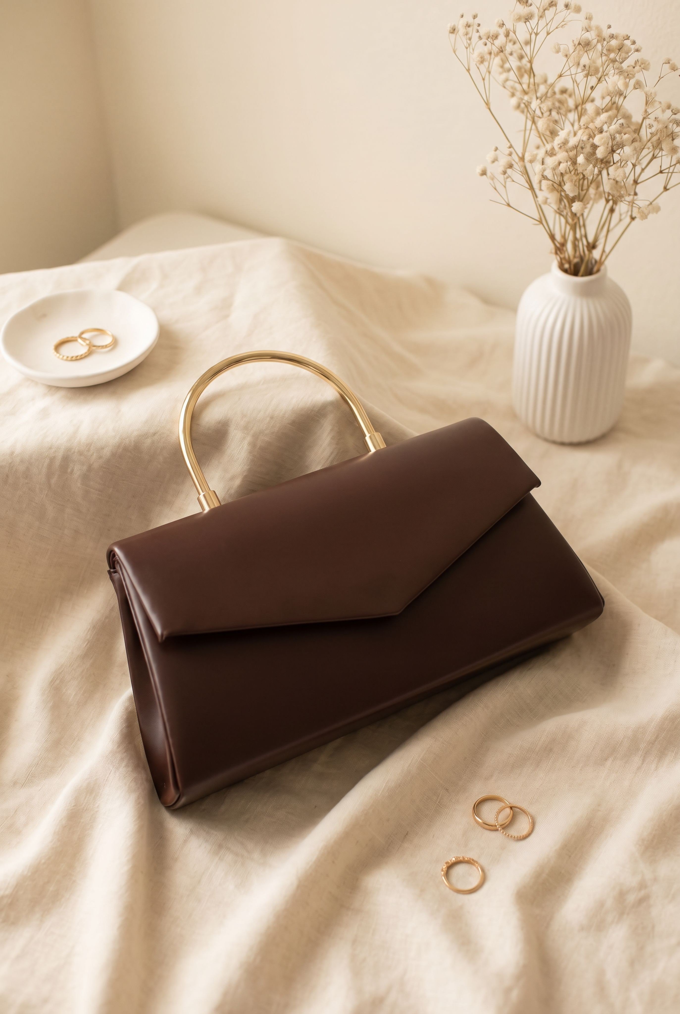 Metal Saplı Zincirli Zarf Kapaklı Rugan Abiye Çanta -Kahverengi