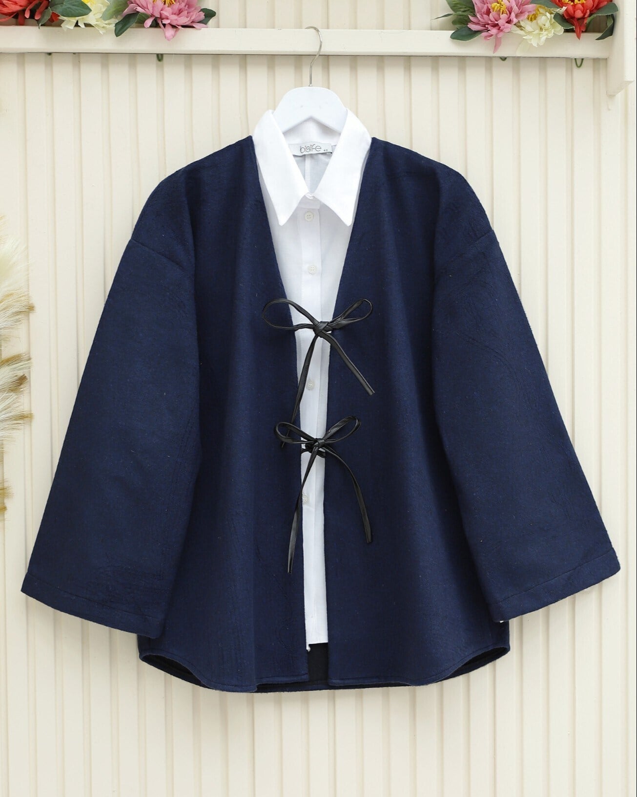 Önü Bağcıklı Oval Kesim Kaşe Kimono  -Laci