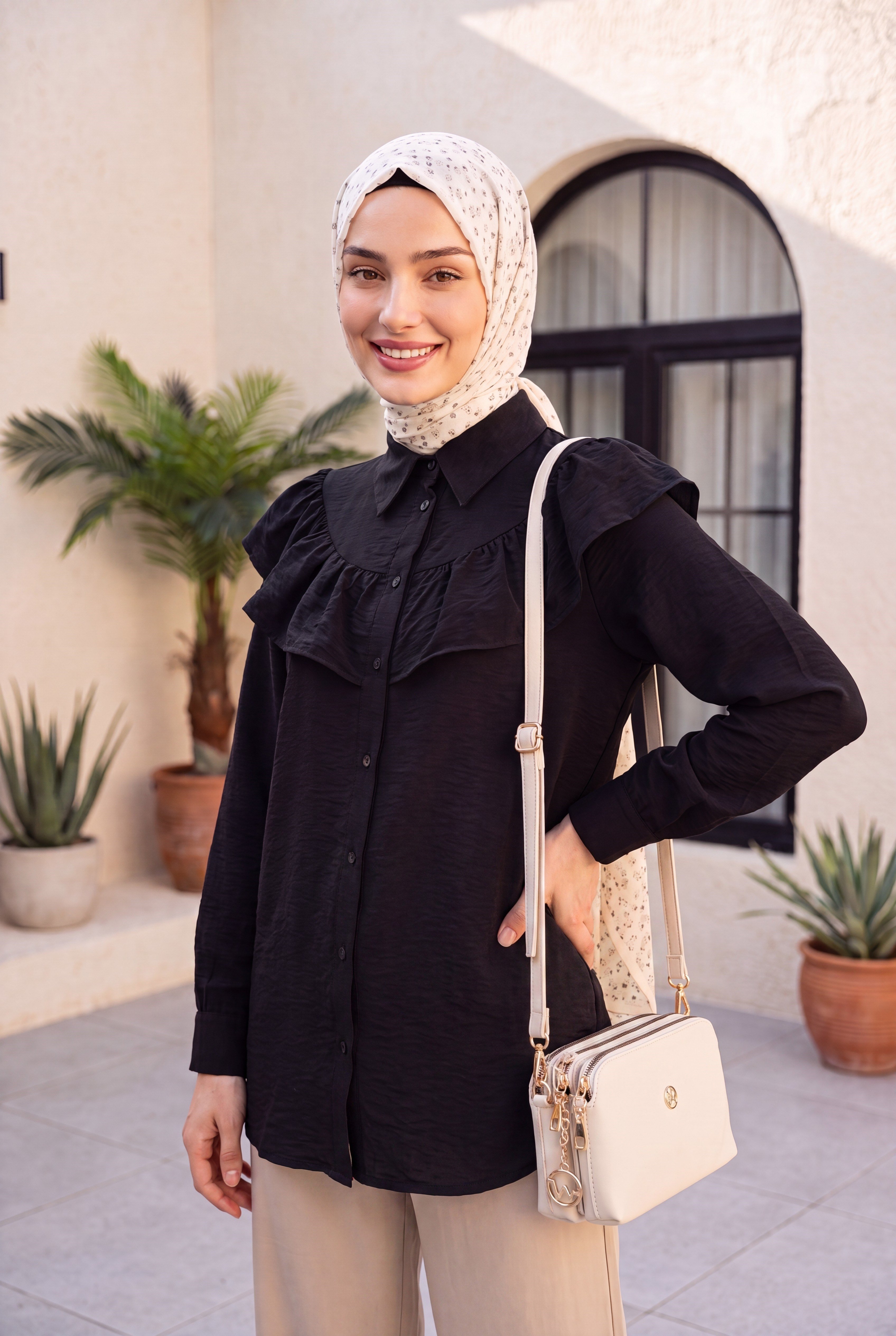 Robadan Fırfırlı Düğmeli Rayon Tunik -Siyah