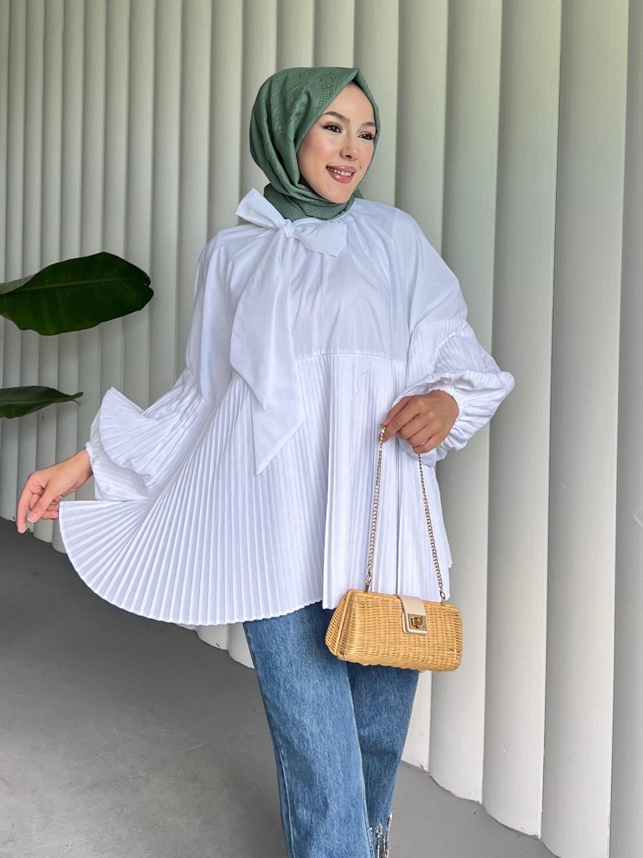 Yakası Bağcıklı Kolları ve Eteği Pliseli Tunik -Beyaz