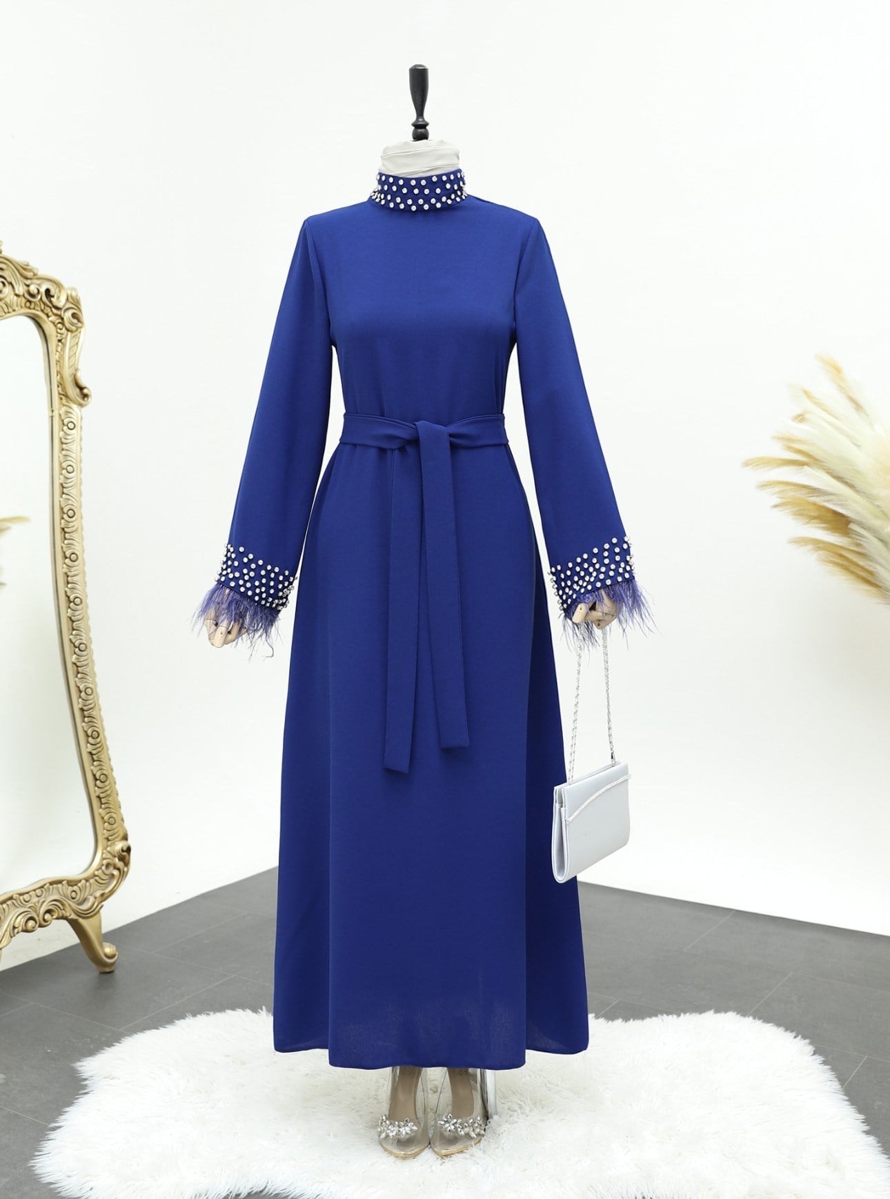 Yakası ve Kolları Taşlı Tüy Detaylı Bağlıklı Elbise -Saks