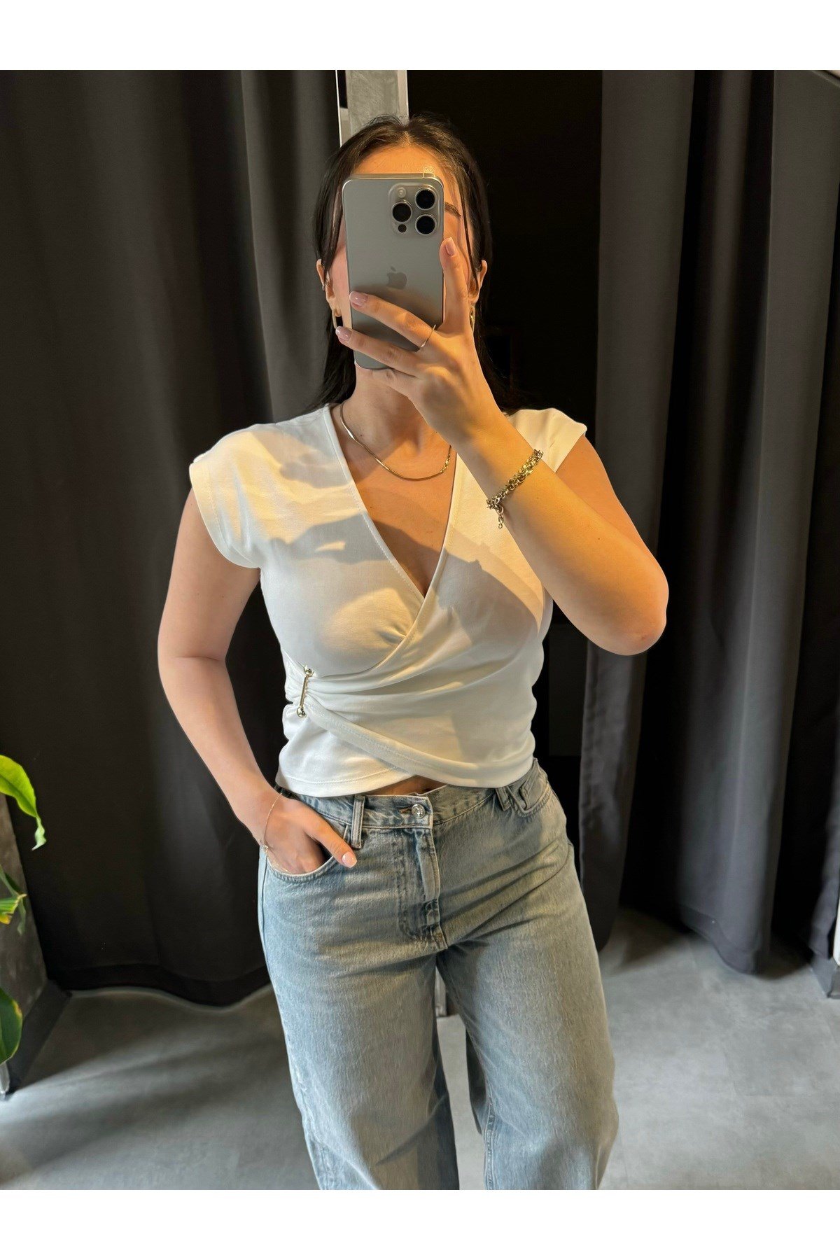 V Yaka Gold Aksesuarlı Tshirt