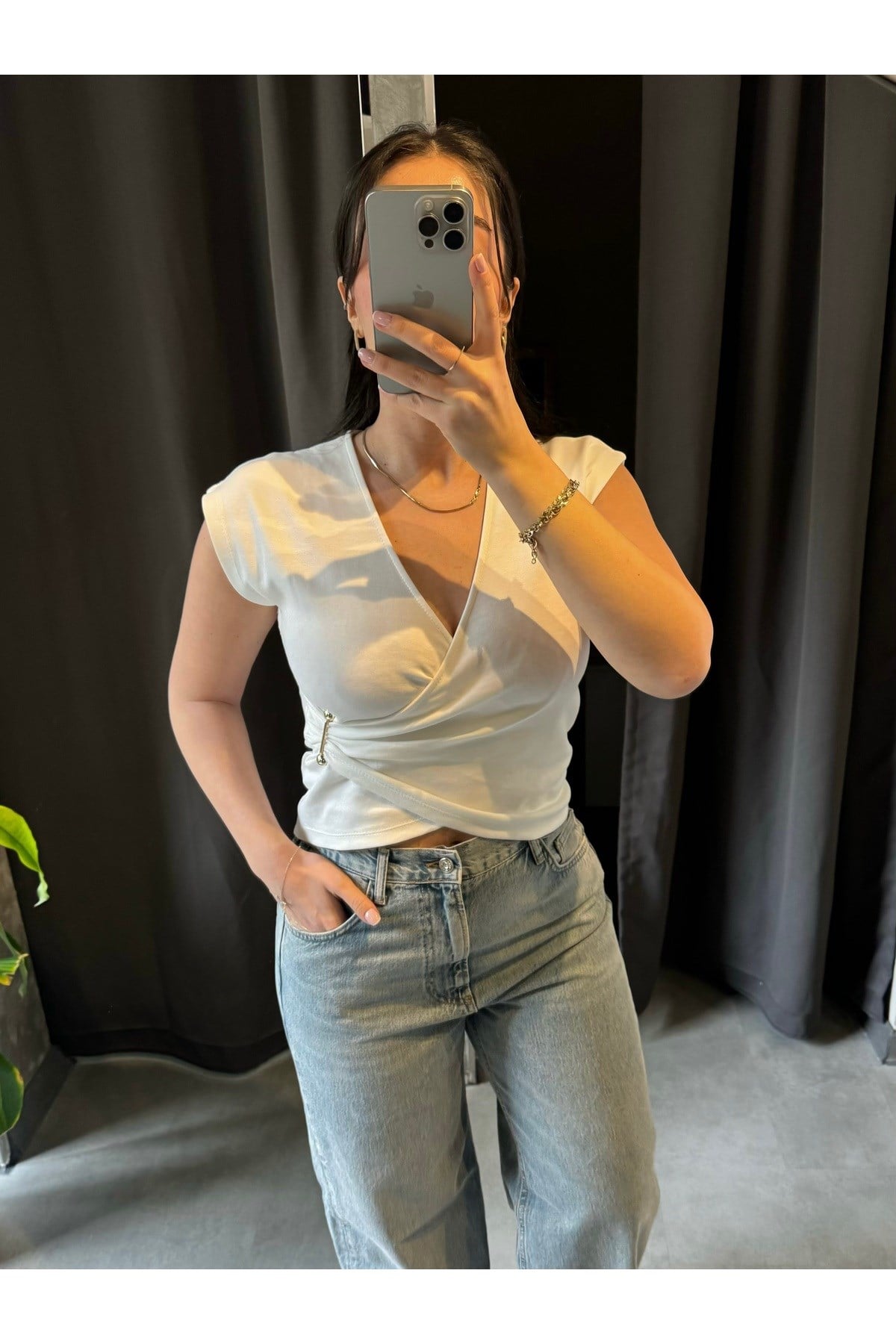 V Yaka Gold Aksesuarlı Tshirt