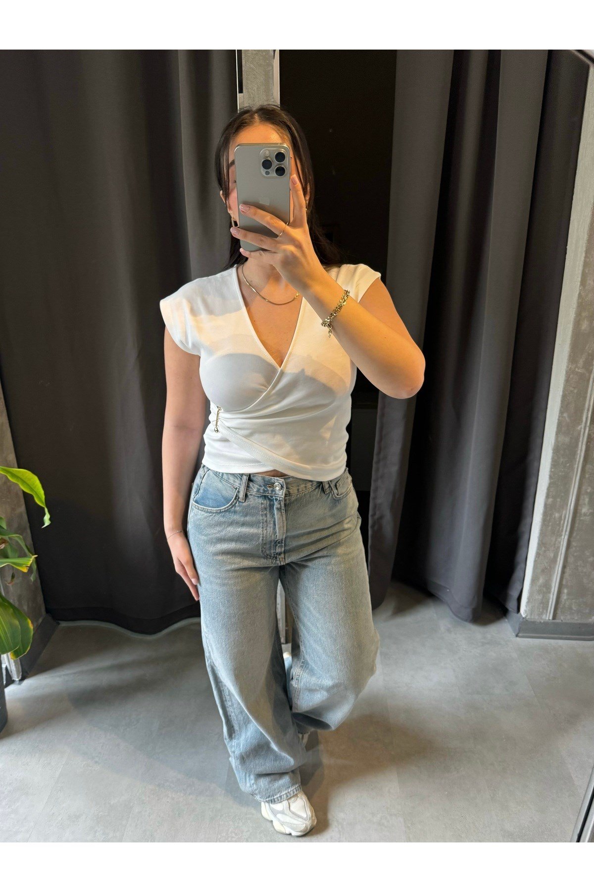 V Yaka Gold Aksesuarlı Tshirt