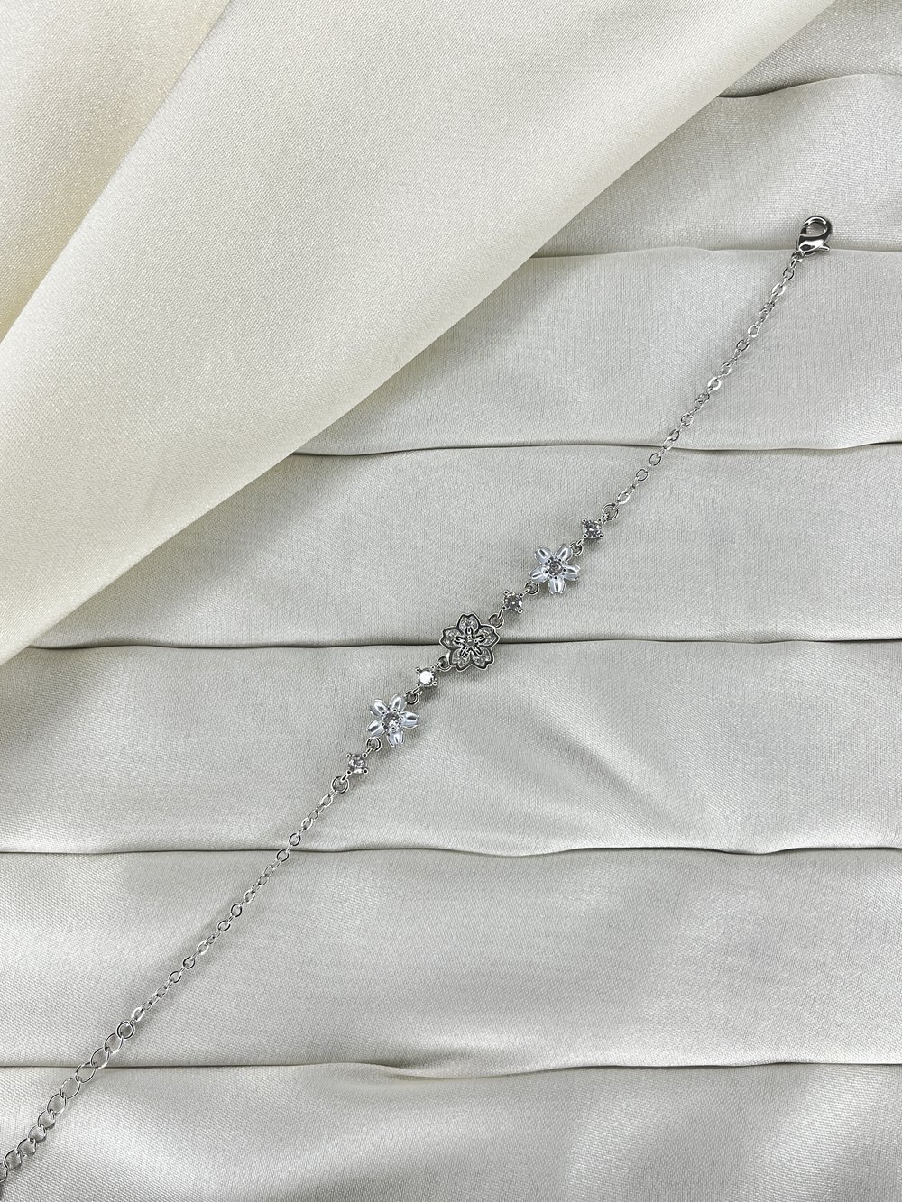 Fashion Jewelry Vip Çiçek  Detaylı Zirkon Taşlı Kadın Bileklik Gümüş