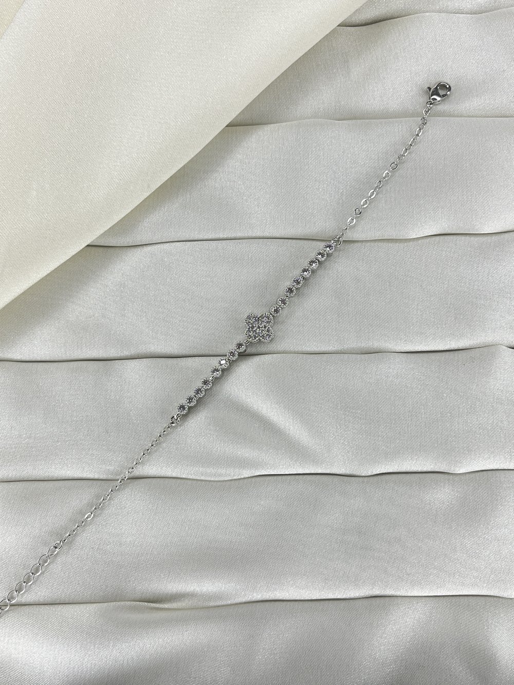 Fashion Jewelry Vip Yonca Detaylı Zirkon Taşlı Kadın Bileklik Gümüş